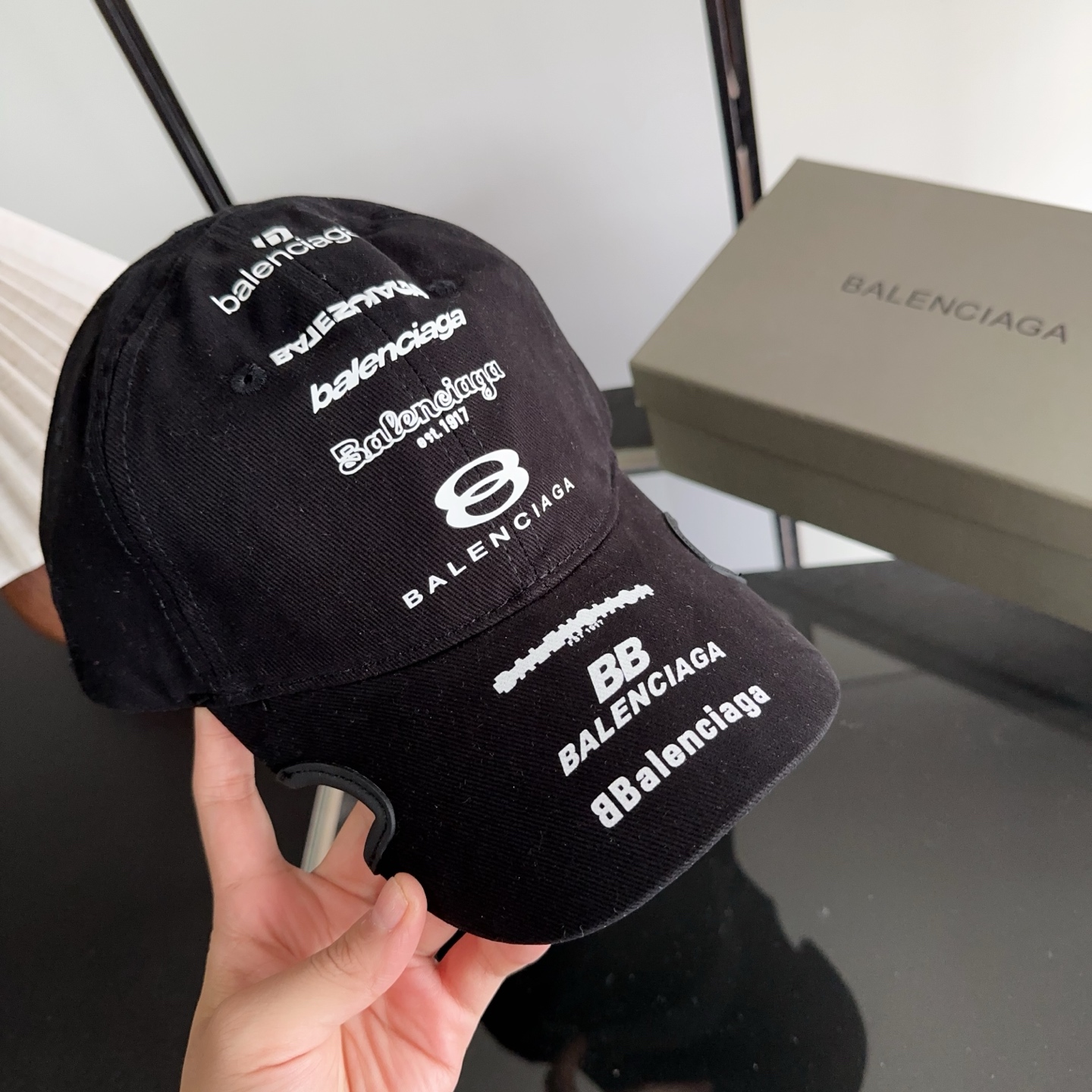 Balencia*a 巴黎世家刺绣字母新款棒球帽 现货秒发🧢简约时尚超级无敌好看的帽子！情侣款！