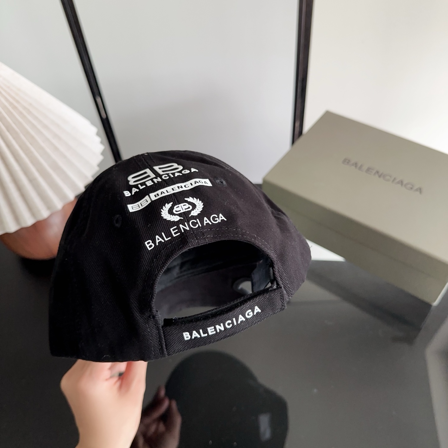 Balencia*a 巴黎世家刺绣字母新款棒球帽 现货秒发🧢简约时尚超级无敌好看的帽子！情侣款！