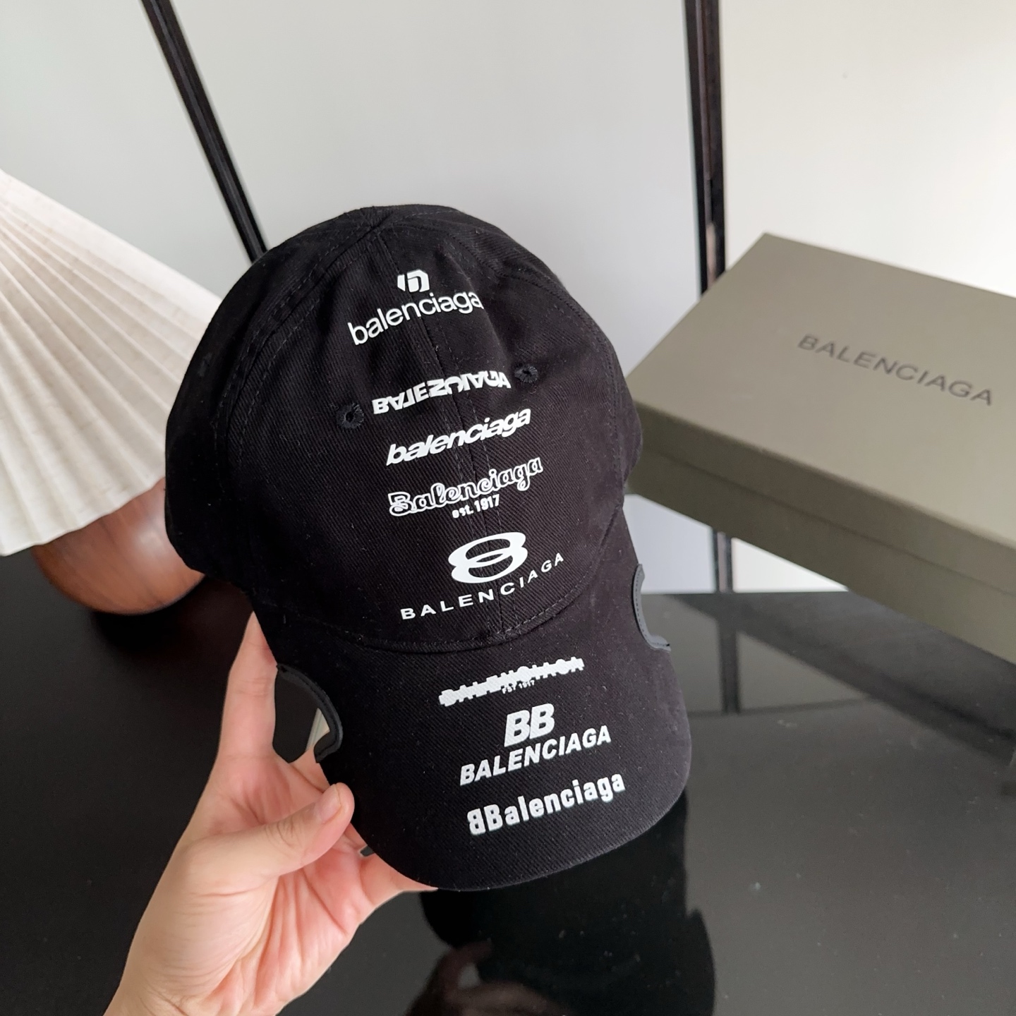 Balencia*a 巴黎世家刺绣字母新款棒球帽 现货秒发🧢简约时尚超级无敌好看的帽子！情侣款！