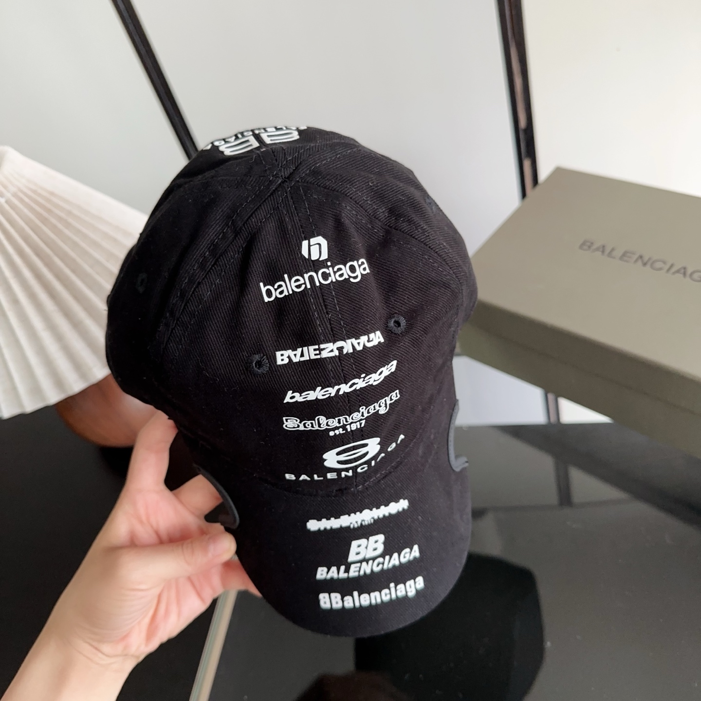 Balencia*a 巴黎世家刺绣字母新款棒球帽 现货秒发🧢简约时尚超级无敌好看的帽子！情侣款！