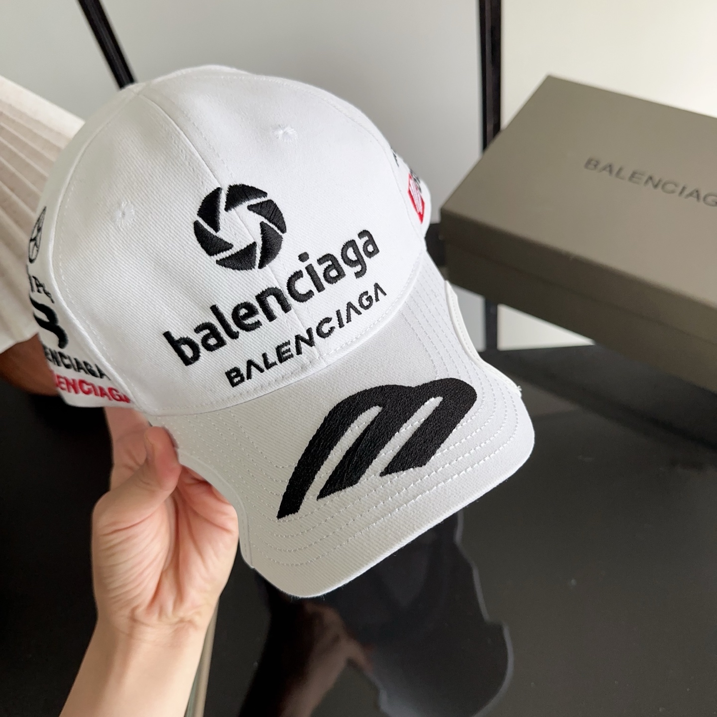 Balencia*a 巴黎世家刺绣字母新款棒球帽 现货秒发🧢简约时尚超级无敌好看的帽子！情侣款！