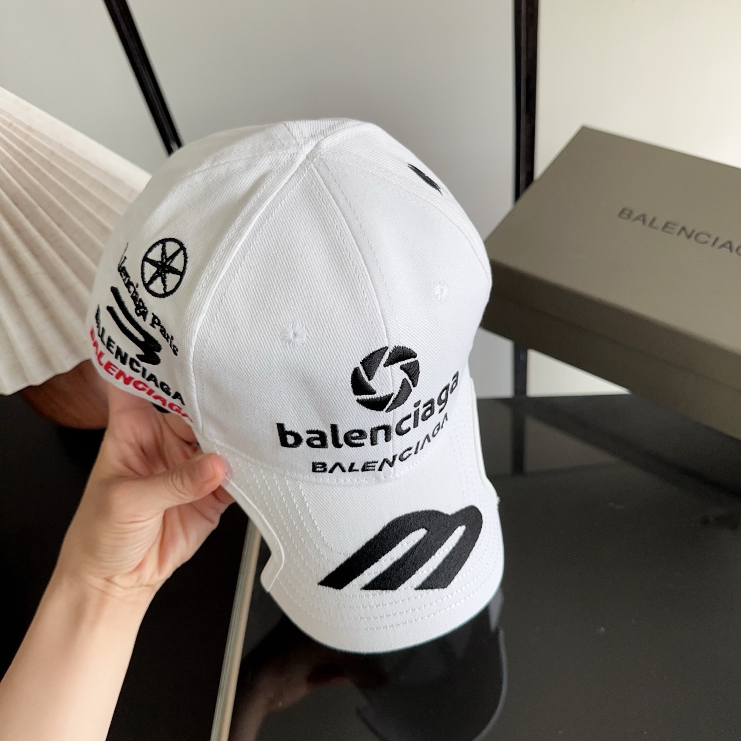 Balencia*a 巴黎世家刺绣字母新款棒球帽 现货秒发🧢简约时尚超级无敌好看的帽子！情侣款！