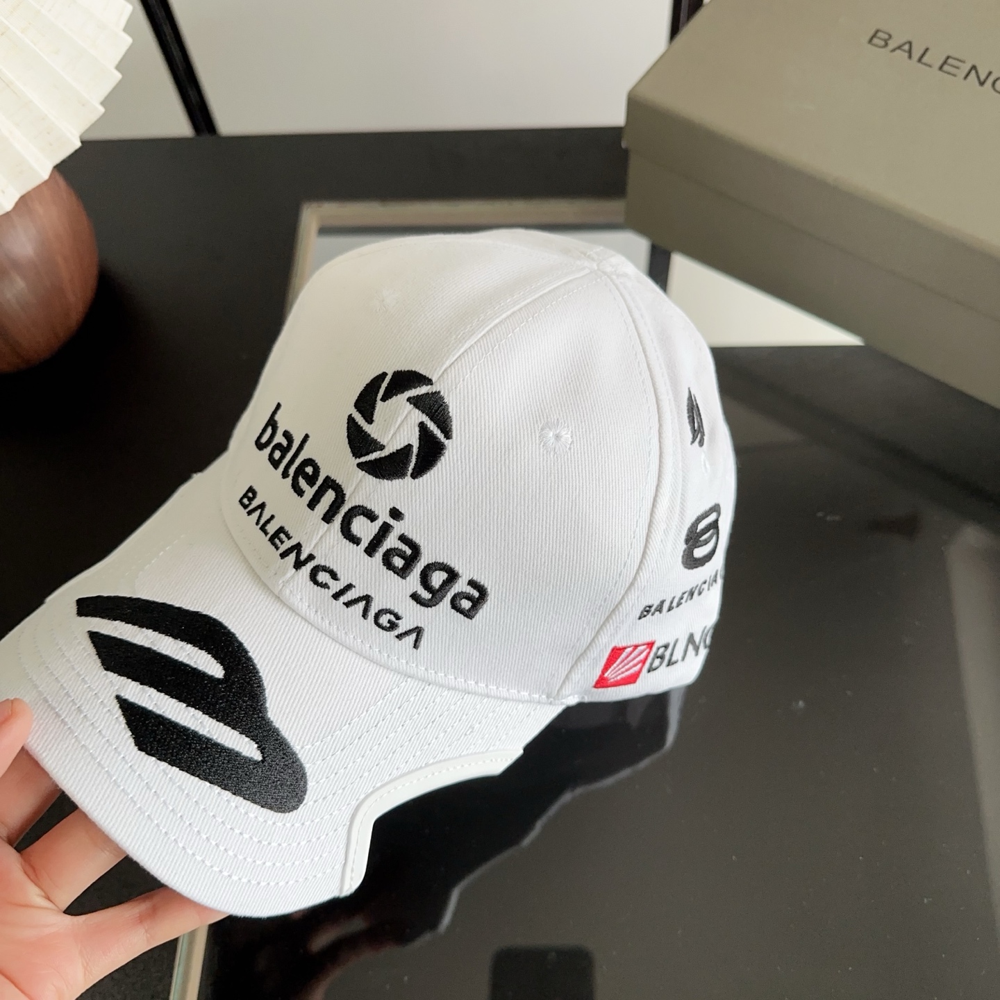 Balencia*a 巴黎世家刺绣字母新款棒球帽 现货秒发🧢简约时尚超级无敌好看的帽子！情侣款！