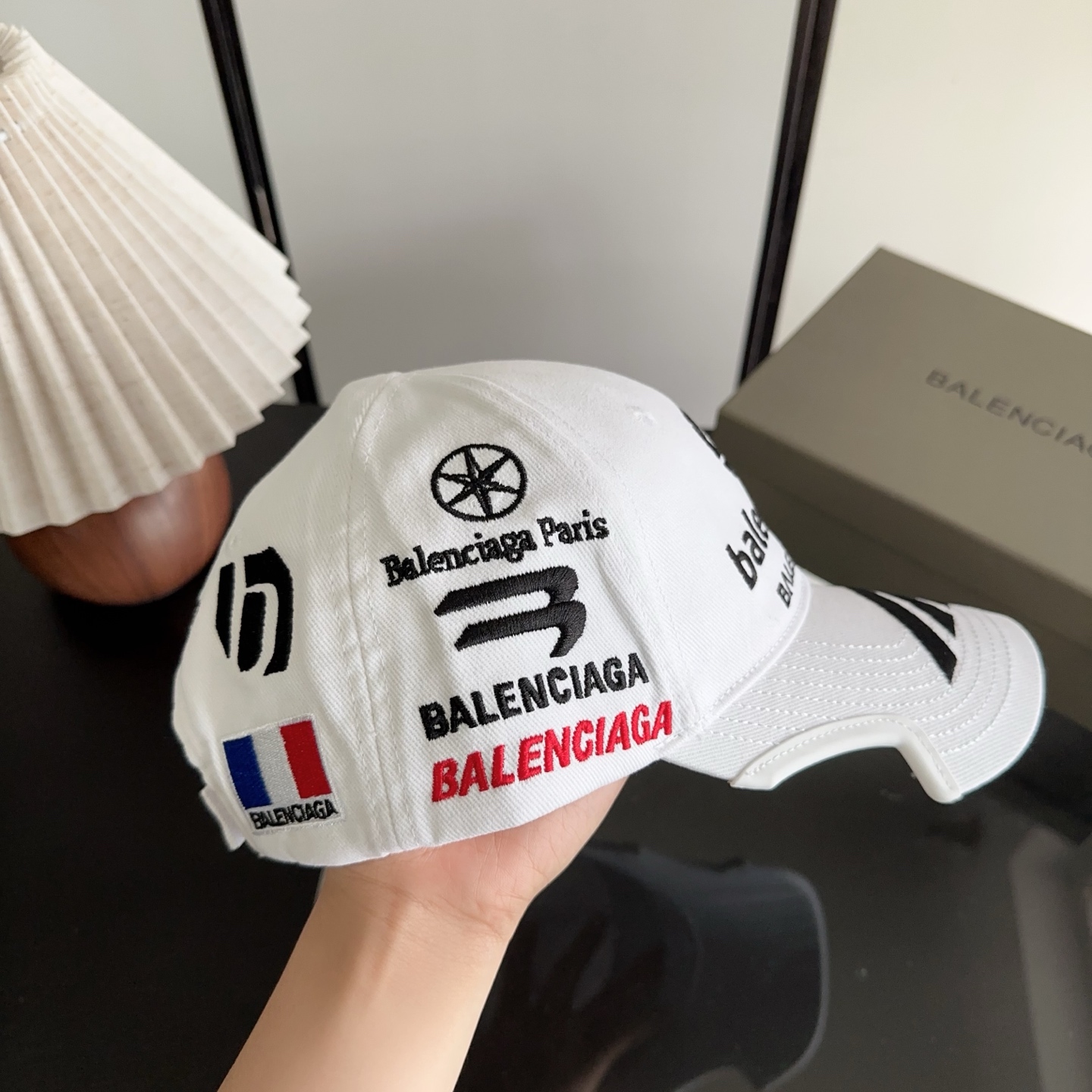Balencia*a 巴黎世家刺绣字母新款棒球帽 现货秒发🧢简约时尚超级无敌好看的帽子！情侣款！