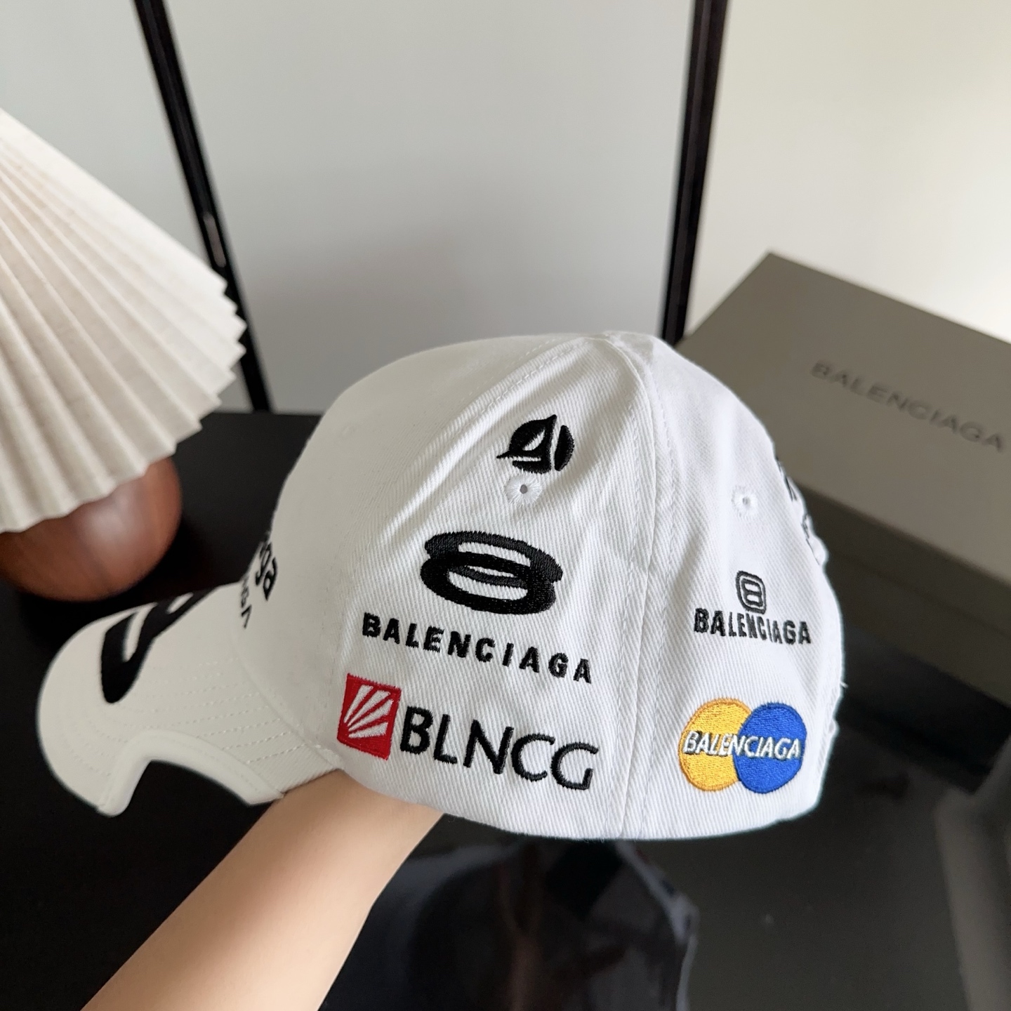 Balencia*a 巴黎世家刺绣字母新款棒球帽 现货秒发🧢简约时尚超级无敌好看的帽子！情侣款！