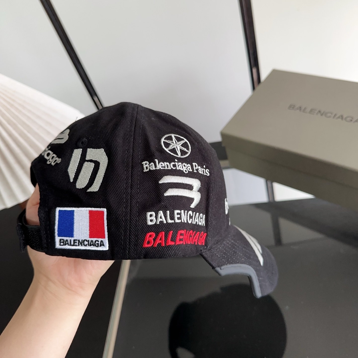 Balencia*a 巴黎世家刺绣字母新款棒球帽 现货秒发🧢简约时尚超级无敌好看的帽子！情侣款！