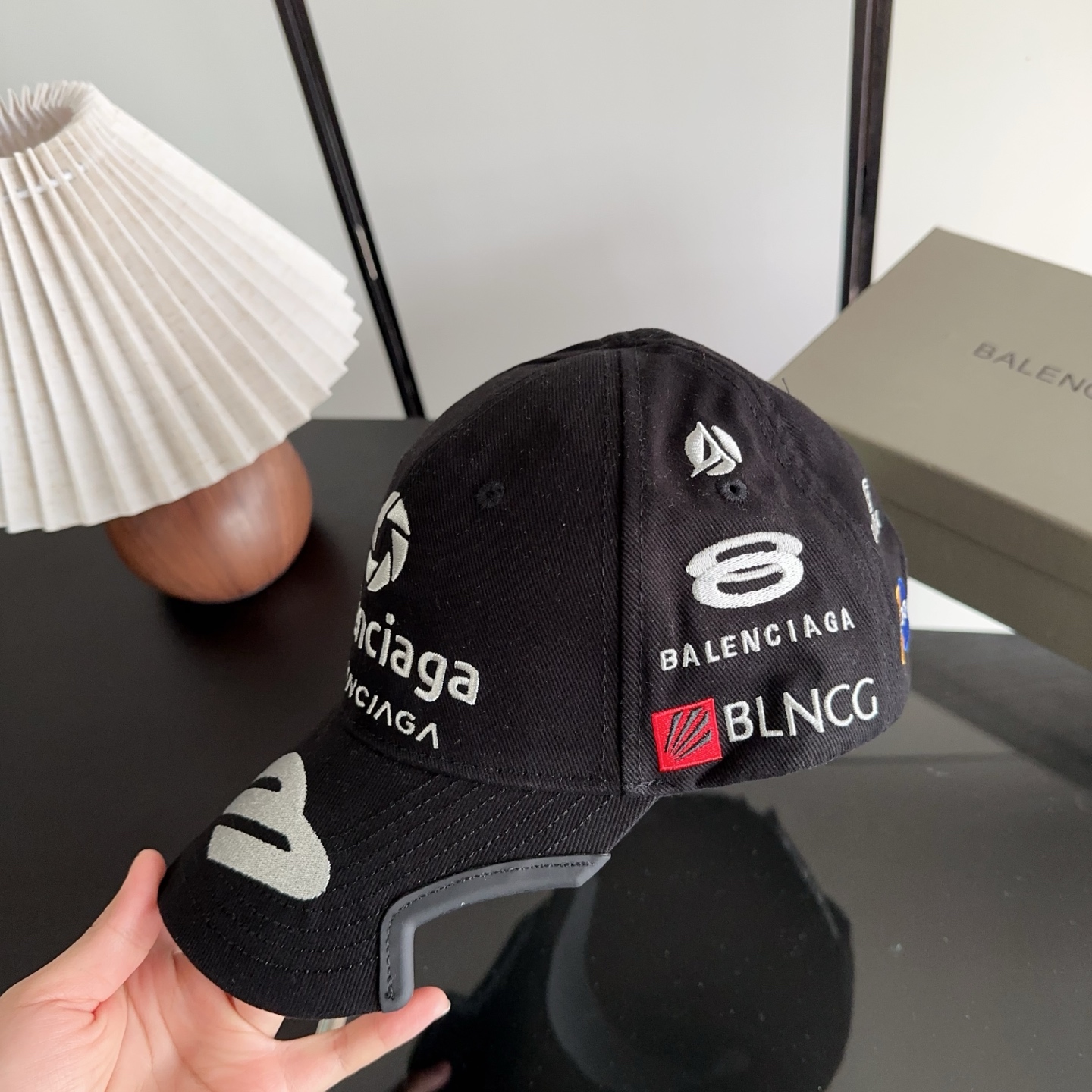 Balencia*a 巴黎世家刺绣字母新款棒球帽 现货秒发🧢简约时尚超级无敌好看的帽子！情侣款！