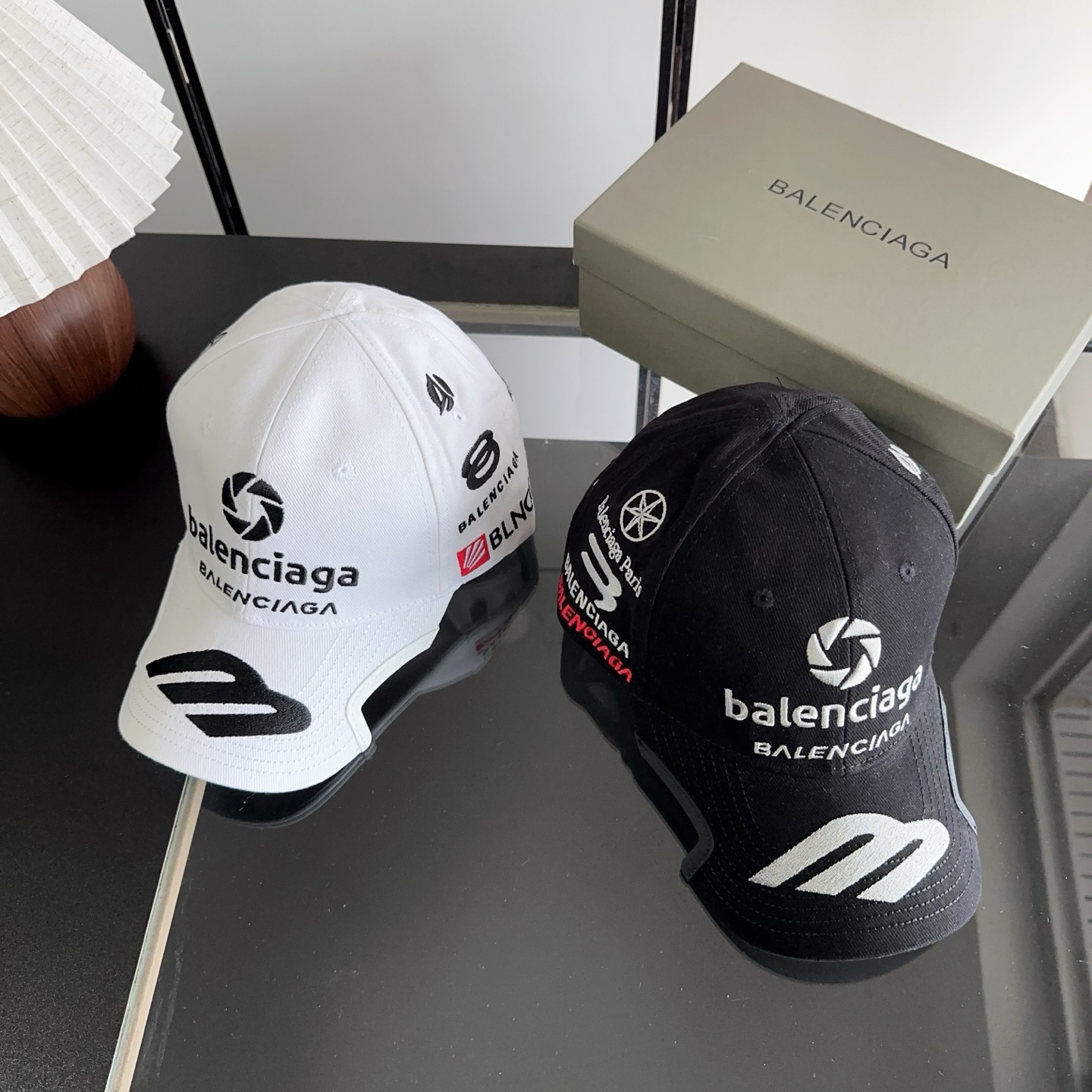 Balencia*a 巴黎世家刺绣字母新款棒球帽 现货秒发🧢简约时尚超级无敌好看的帽子！情侣款！