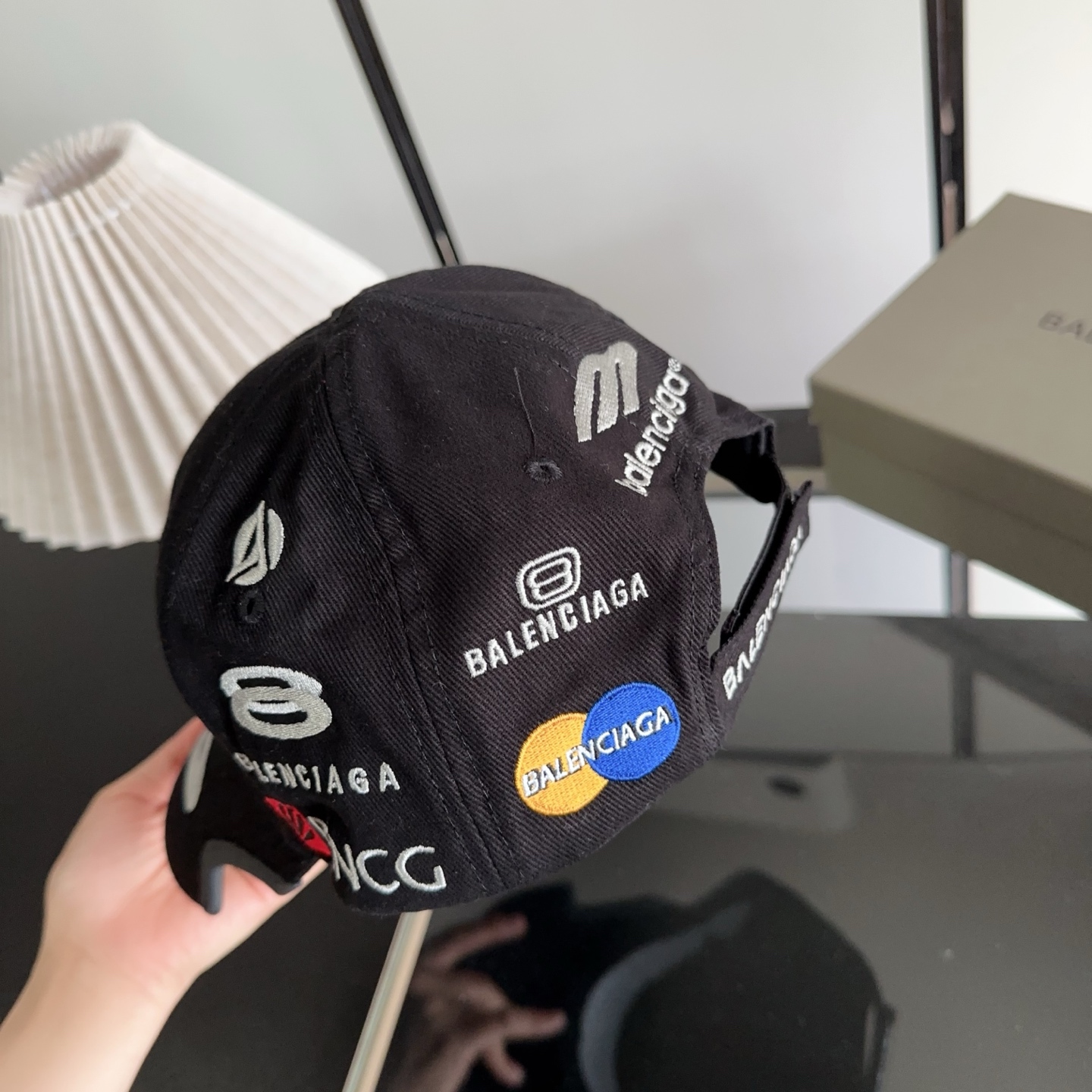 Balencia*a 巴黎世家刺绣字母新款棒球帽 现货秒发🧢简约时尚超级无敌好看的帽子！情侣款！