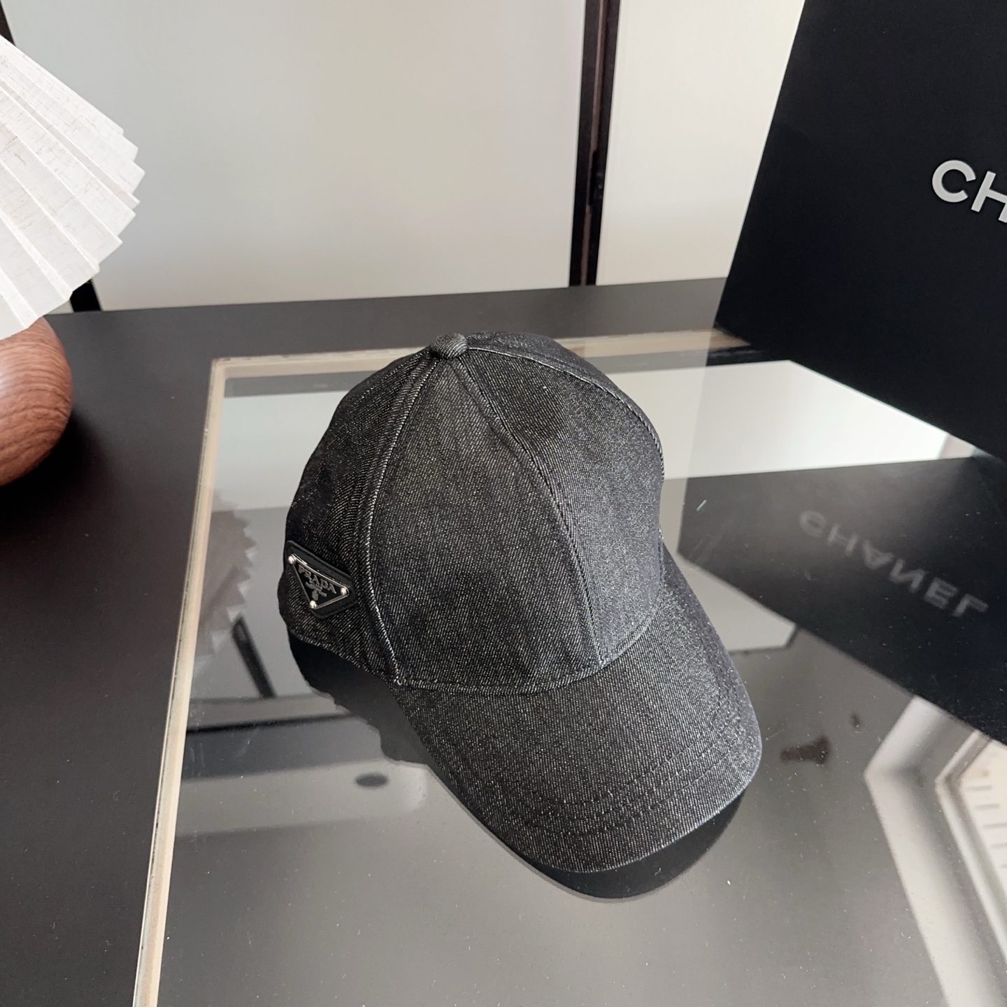 NO:948803,Prada embroidered letter baseball cap has a strong design and is refreshing. The head shape is very good and can be modified into various head shapes. It is a versatile hat, straw hat, fisherman hat, baseball cap, hat, prada, espadrilles, hats19860909普拉达刺绣字母棒球帽 设计感超强,让人耳目一新 头型非常好,可以修饰各种头型,实力百搭款帽子草帽渔夫帽棒球帽,帽子,prada,espadrilles,hats,hat