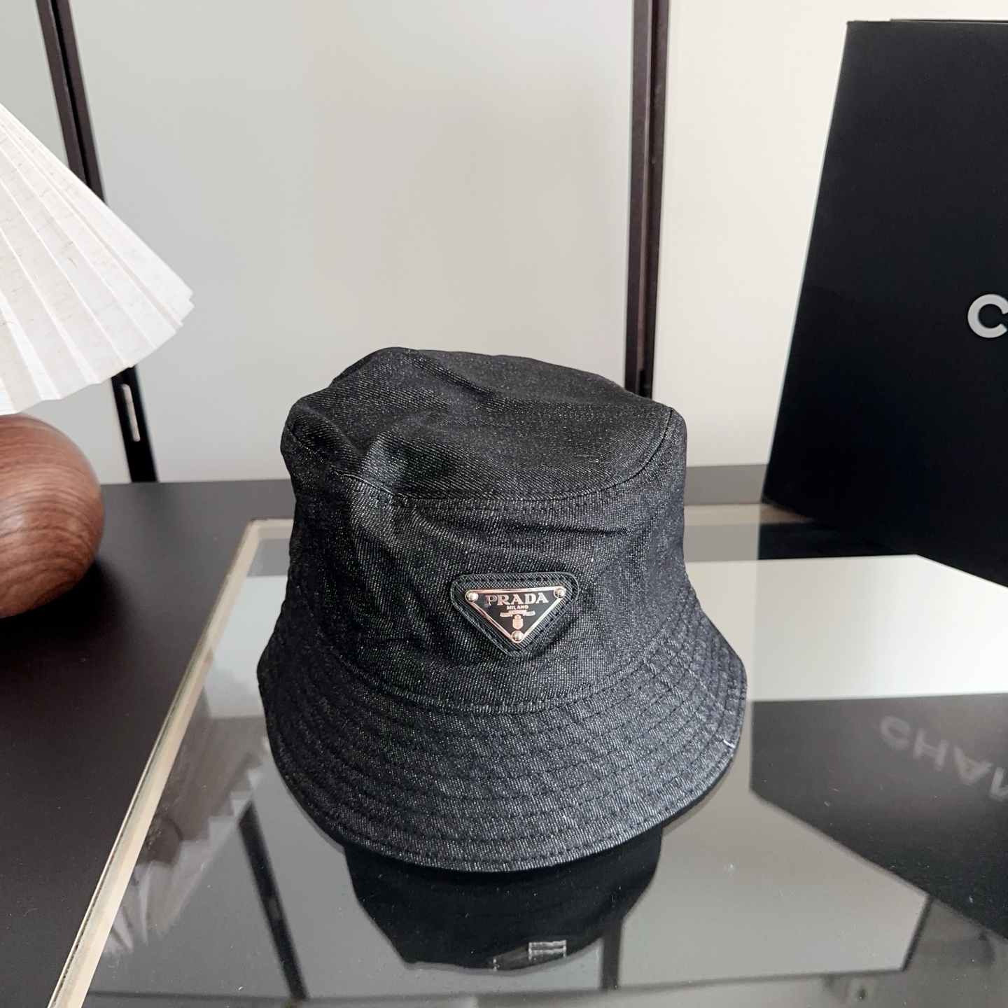 NO:948731,Prada letter bucket hat has a strong design and is refreshing. The head shape is very good and can modify various head shapes. It is a versatile hat, straw hat, bucket hat, baseball cap, hat, prada, espadrilles, hats19860909普拉达字母渔夫帽 设计感超强,让人耳目一新 头型非常好,可以修饰各种头型,实力百搭款帽子草帽渔夫帽棒球帽,帽子,prada,espadrilles,hats,hat