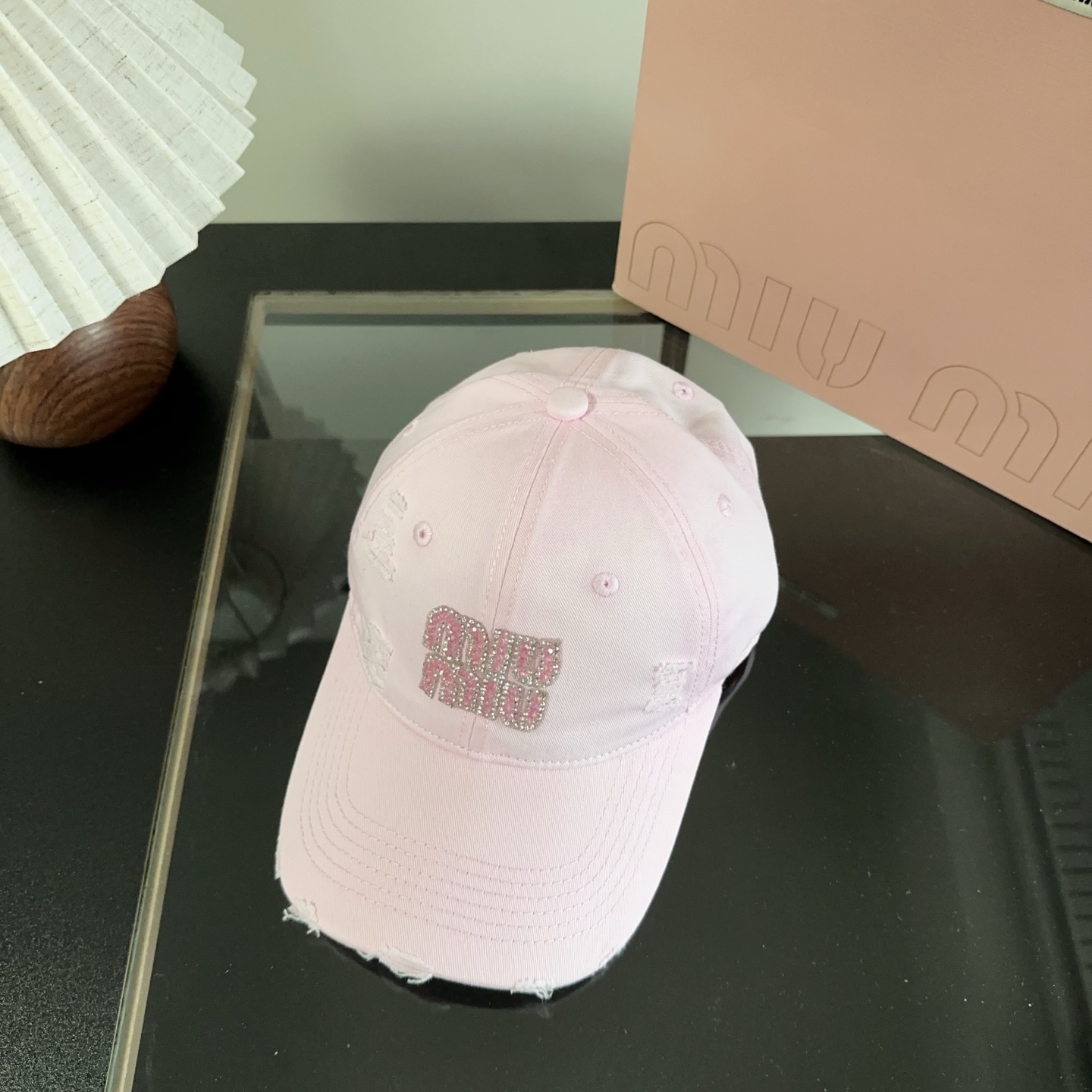 NO:949603,miumiu Miu Miu's new autumn and winter baseball cap. The original order is authentic and made to order. The original workmanship is meticulous and the quality is superb!  hat straw hat bucket hat baseball cap, hat, miumiu, espadrilles, hats19860909miumiu 缪缪秋冬新品棒球帽 原单正品开模订制,原版做工细致质量超赞！帽子草帽渔夫帽棒球帽,帽子,miumiu,espadrilles,hats,hat