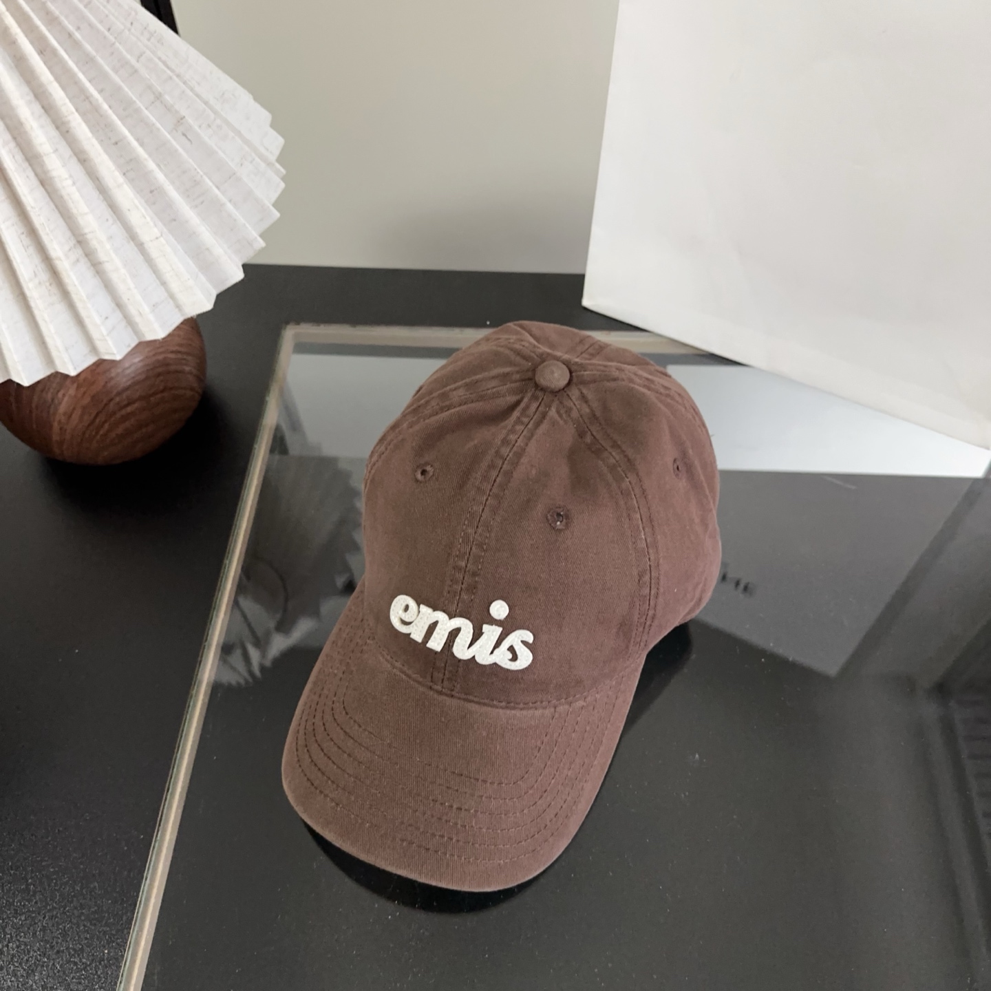 NO:949547,Korean trendy brand emis' new baseball cap, emis' hats are really magical. They all look good, and they don't care about the face shape at all. Everyone wants to buy it. They are very white. They are unisex, head circumference 57cm. Hats, straw hats, fisherman hats, baseball caps, hats, espadrilles, hats19860909韩国潮牌emis 新款棒球帽,emis的帽子真的有种魔力 就是每一个都好看,完全不挑脸型的 每个都想买 很显白 男女通用,头围57cm帽子草帽渔夫帽棒球帽,帽子,espadrilles,hats,hat