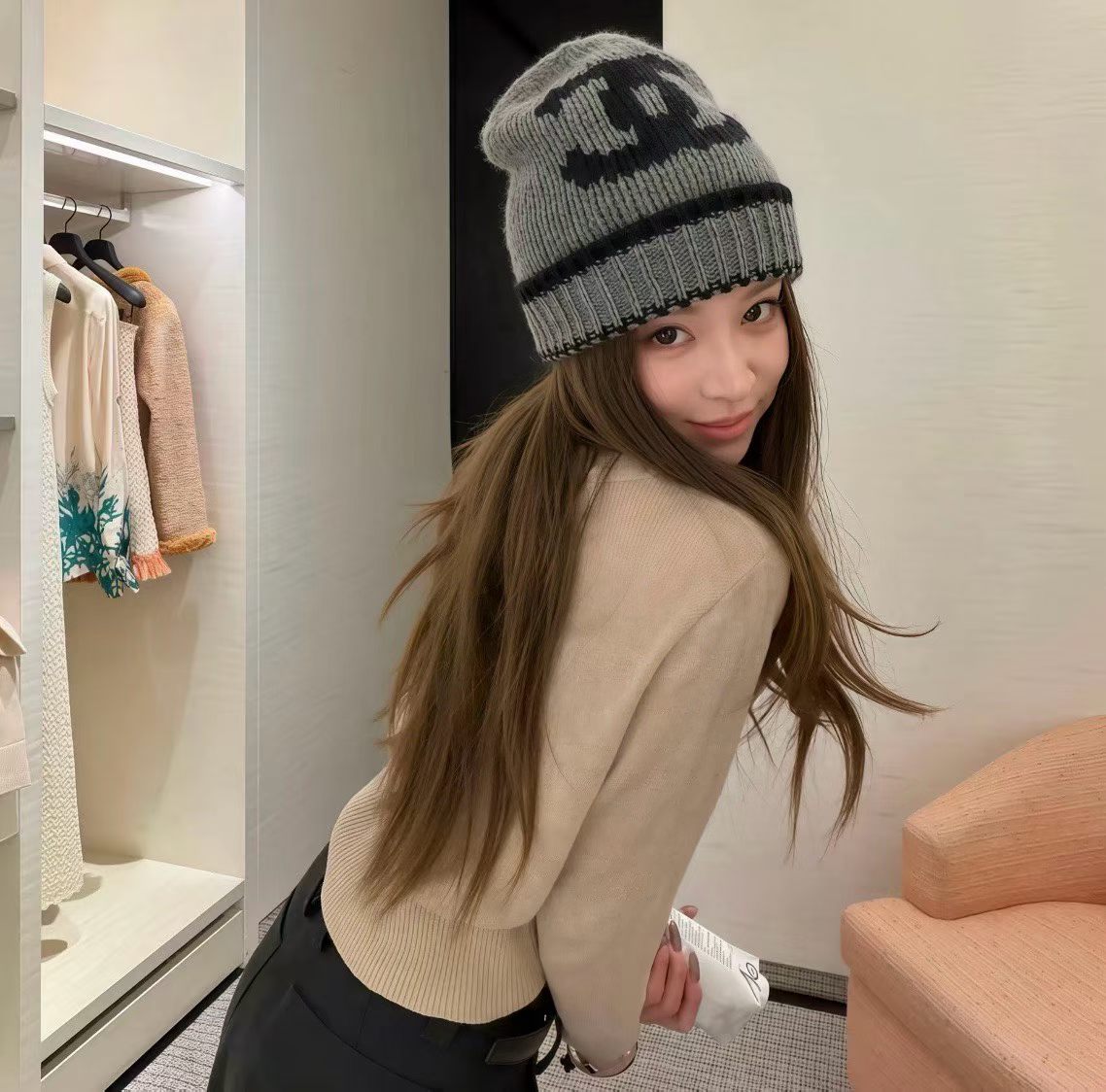 NO:950488,Chane*’s hot-selling autumn and winter knitted hat!  The same style for every internet celebrity, the same style for Xiaohongshu bloggers. Contains wool material. Must-have for autumn and winter. One-size-fits-all hats, straw hats, fisherman hats, baseball caps, hats, chanel, espadrilles, hats19860909Chane* 对版货 秋冬爆款针织帽！ 各网红同款 ins 小红书博主同款 含羊毛材质 秋冬必备 均码帽子草帽渔夫帽棒球帽,帽子,chanel,espadrilles,hats,hat