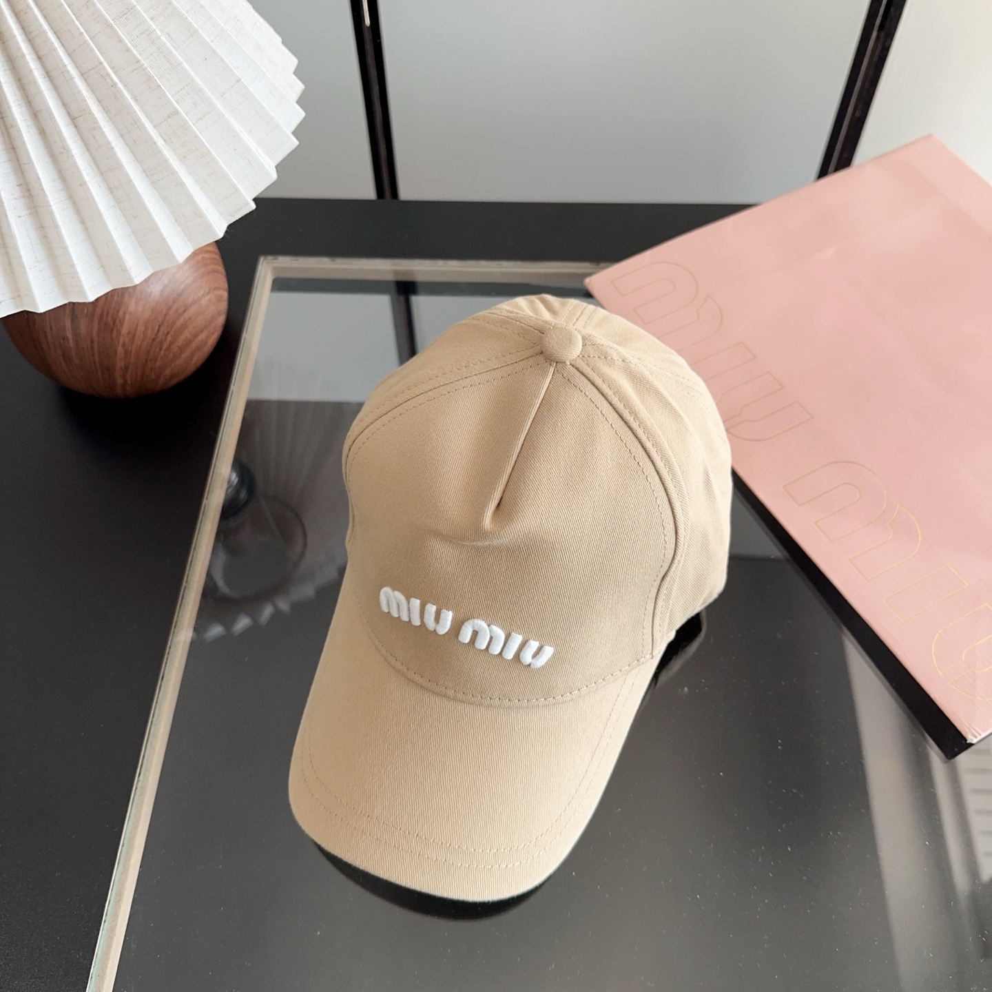 NO:950408,miumiu Miu Miu's new baseball cap. The original order is authentic and made to order. The original workmanship is meticulous and the quality is superb!  hat straw hat bucket hat baseball cap, hat, miumiu, espadrilles, hats19860909miumiu 缪缪新品棒球帽 原单正品开模订制,原版做工细致质量超赞！帽子草帽渔夫帽棒球帽,帽子,miumiu,espadrilles,hats,hat