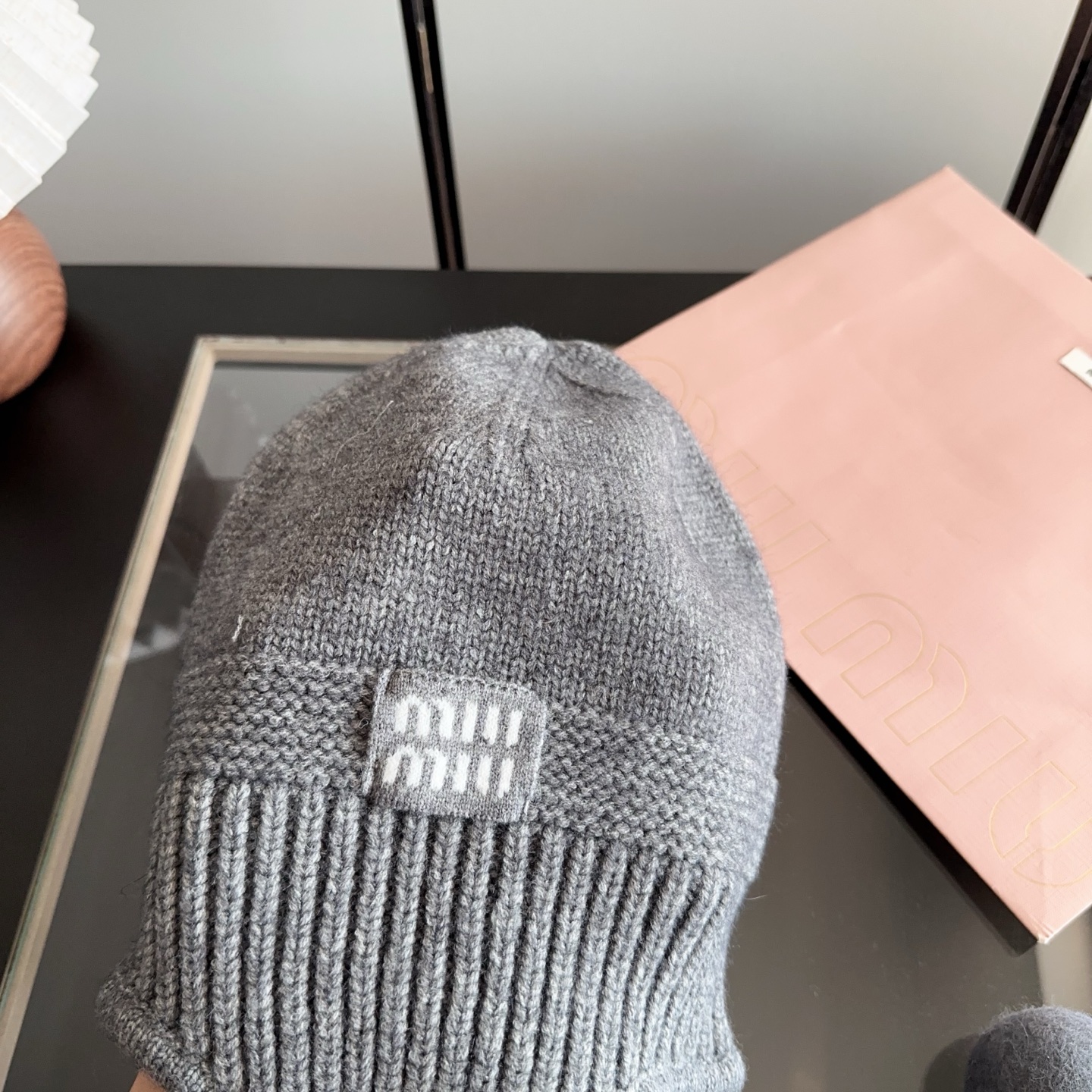 miumiu缪缪秋冬毛线帽 这种高级灰色染色非常难染！更何况是兔毛的材质 简直质感从头开始了！巨推荐大家 这顶不管什么类