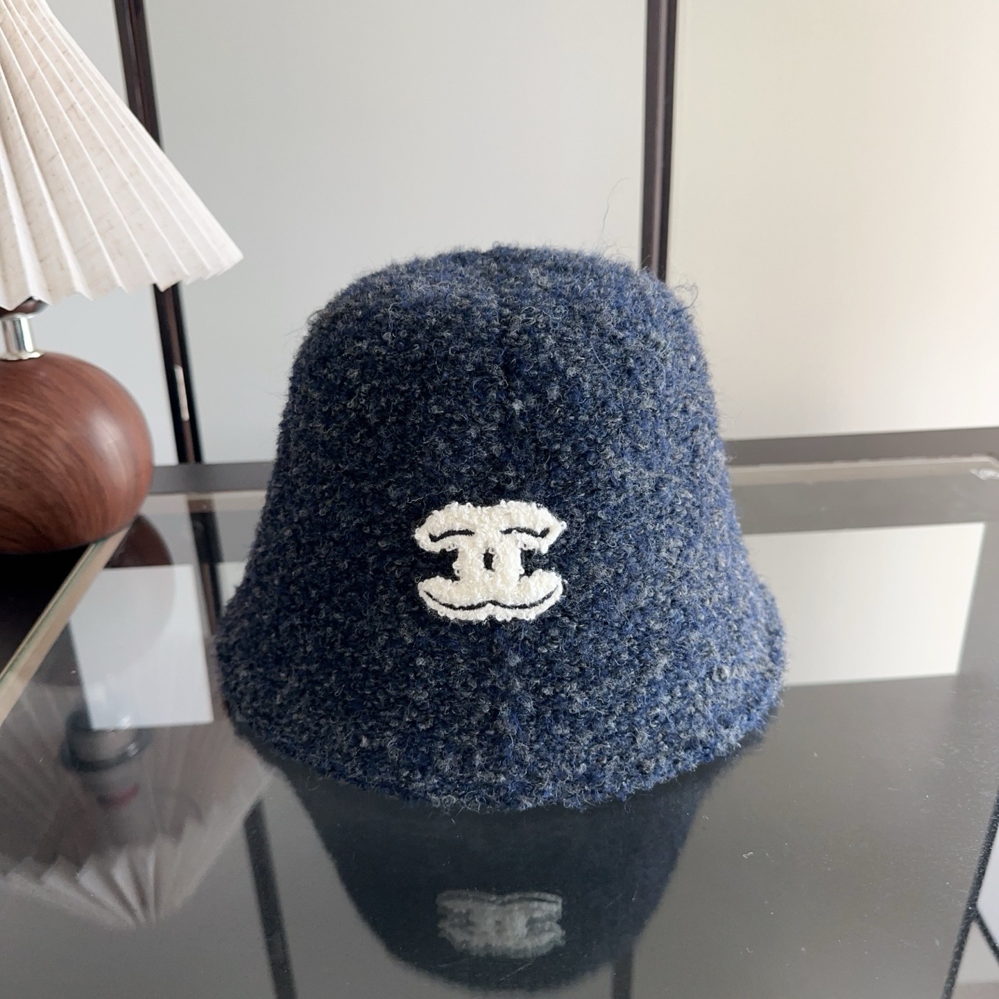 香奈儿 新款水桶帽～简约太好看啦！ 秋冬新款氛围感满满！上身是美式甜酷风和帅气工装风碰到！简直高级到心坎上了💕也是潮人最