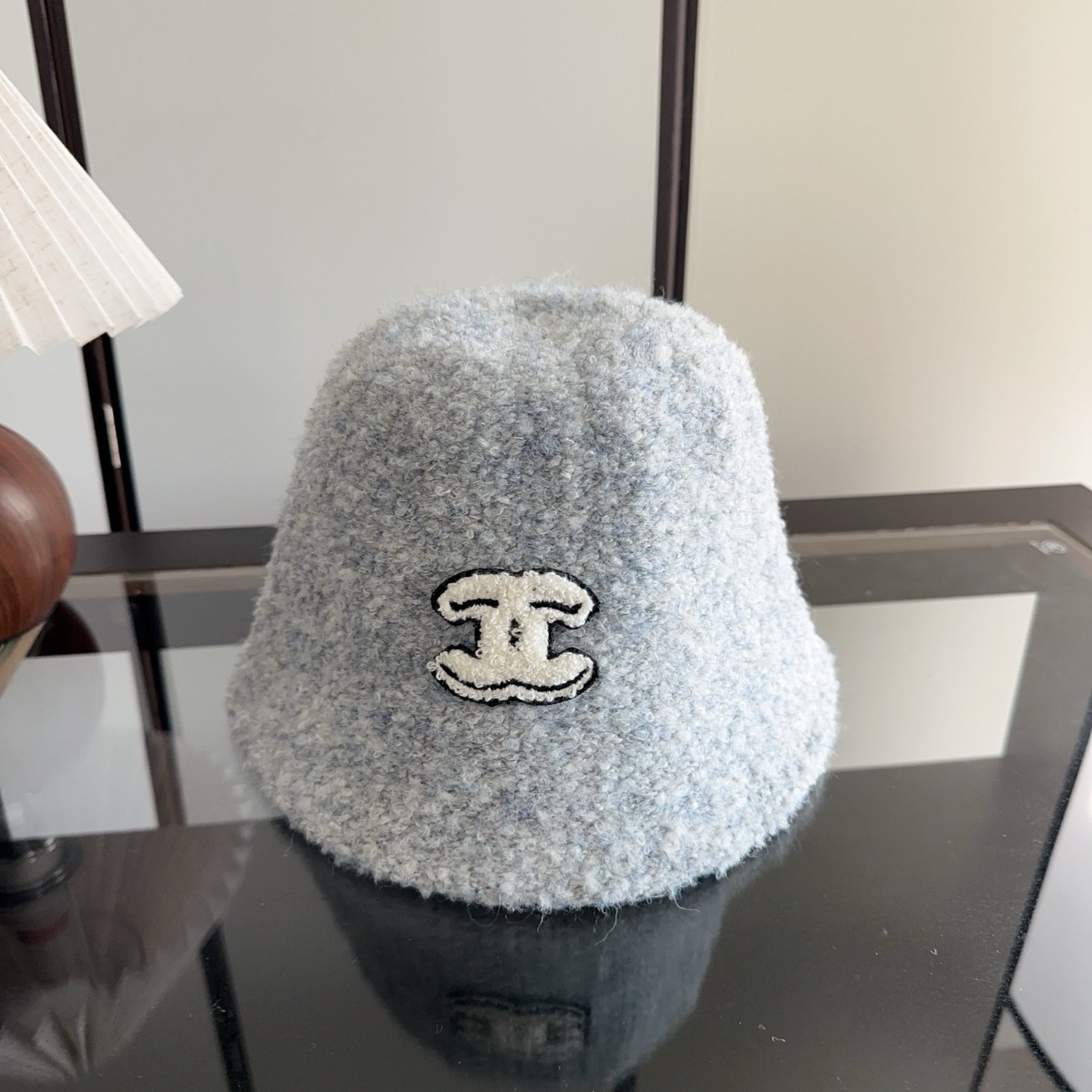 香奈儿 新款水桶帽～简约太好看啦！ 秋冬新款氛围感满满！上身是美式甜酷风和帅气工装风碰到！简直高级到心坎上了💕也是潮人最