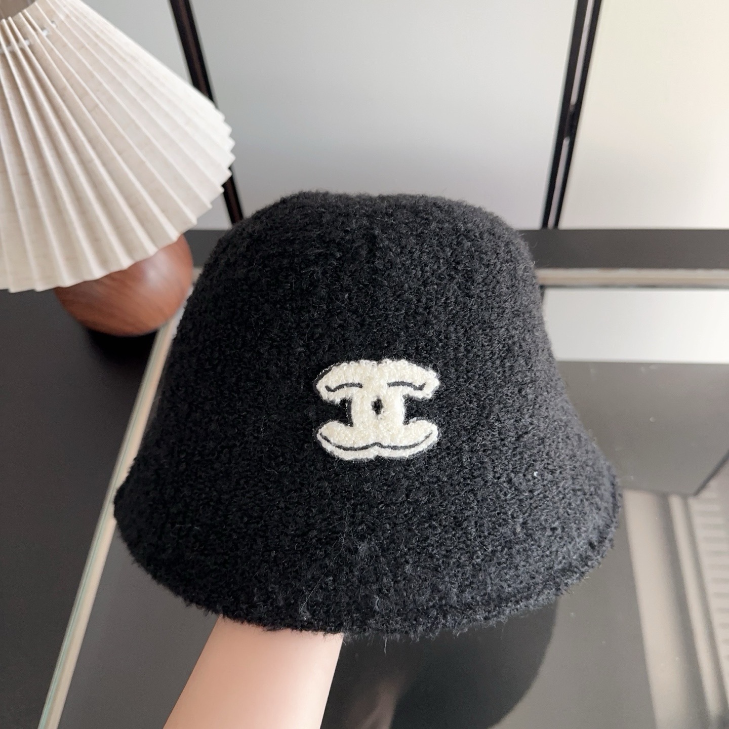 香奈儿 新款水桶帽～简约太好看啦！ 秋冬新款氛围感满满！上身是美式甜酷风和帅气工装风碰到！简直高级到心坎上了💕也是潮人最