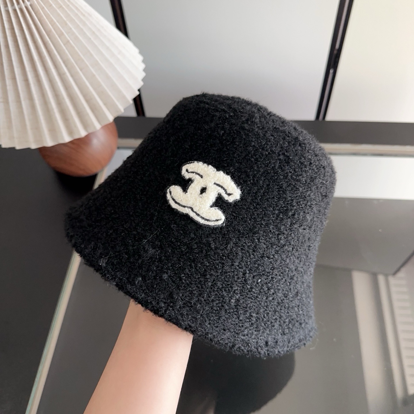 香奈儿 新款水桶帽～简约太好看啦！ 秋冬新款氛围感满满！上身是美式甜酷风和帅气工装风碰到！简直高级到心坎上了💕也是潮人最