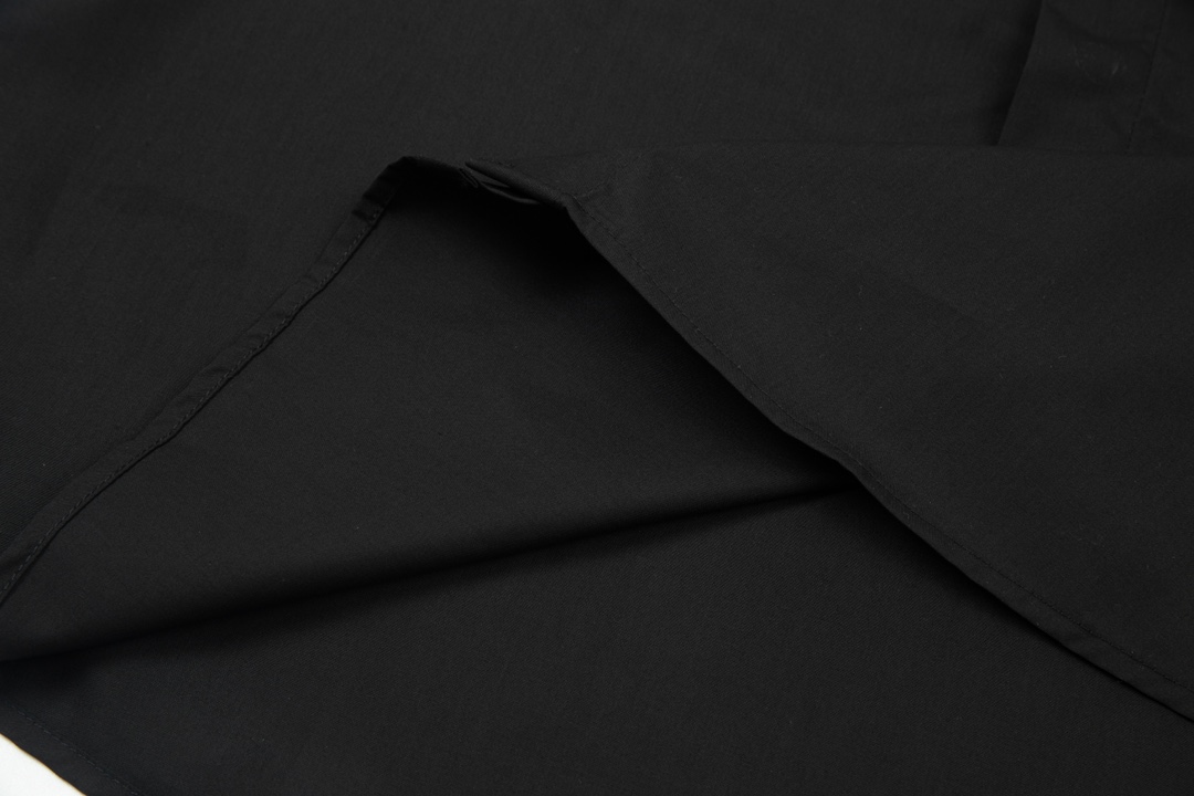 2024 New Gucci Double G Metal Logo Leisure Shirts in Black and White - 图片 7