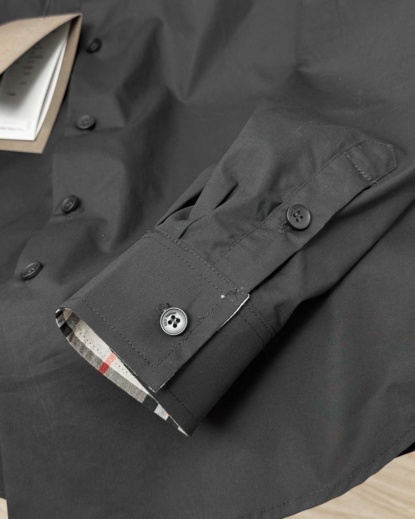 💰125     巴宝莉 BURBERRY25ss战马徽标刺绣长袖衬衫

     领口袖口经典格子相拼 显得极为精致时尚也为平淡的色系 增加了一丝看点，胸前小战马字母刺绣标识 辨识度极高

    辅料：开模原版过鉴定领标➕正品代购级原版吊牌➕配套吊绳➕3D吊粒
工艺：原版一致走线！袖窿对版手法 最高版本！无数次的打版 百分百还原正品品相！

    正确版本 男女同款 超级显眼 超级好看 超级大气！无论是日常休闲商务都可轻松驾驭

颜色:黑色 白色  藏青色

尺码:S M L xl  xxl

           S      M	  L	      XL	      XXL	
衣长	75.5  .76.5.	  77.5	79.5	81.5	
胸围	106   110	  114.    118      122	
肩宽	48.	   49.	   50.	 51	      52	
袖长	63.	   64.      65     66       67
