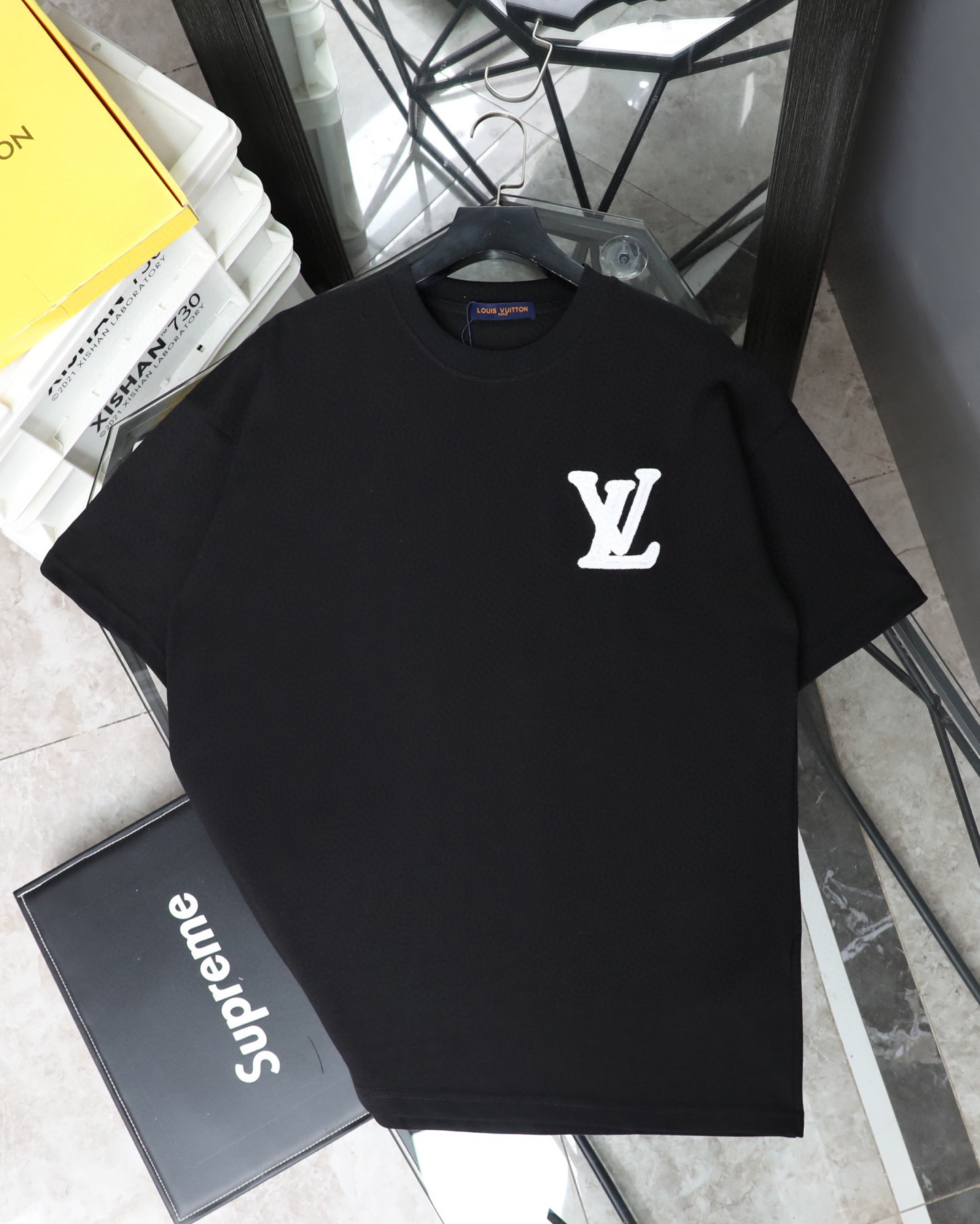 包邮 LOUIS VUITTON/路易威登LV 25ss新款经典老花字母logo贴布绣圆领短袖T恤 法国路威酩轩集团-LVMH旗下品牌,著名奢侈品箱包和皮具品牌,百余年的传奇经典,全球时尚旅行艺术的精致象征.印有“LV”标志这一独特图案的交织字母帆布包,伴随着丰富的传奇色彩和雅典的设计而成为时尚之经典.延续至今,不论后来延伸出来的皮件、丝巾或手表、笔、服装,都是以崇尚精致、品质、舒适的“旅行哲学”,作为设计理念. -面料采用320G 100%纯棉双纱面料 同缸定染特种加粗32支双股1X1螺纹克纯棉面料,保证舒适性同时透气冰爽的同时又不透底!面料上身有型弹性不紧绷日常通勤运动统统yyds -肩膀采用双针车线跨缝工艺后领口处采用纯棉拉条提升了后颈接触的舒适度布面干净.布纹清晰,柔软舒适 - 全套定制的原版辅料,吊牌,洗水,主唛,防潮纸统统安排到位.版型釆用OS宽松落肩版型.男女同款 颜色:白色 黑色 尺码表:图9