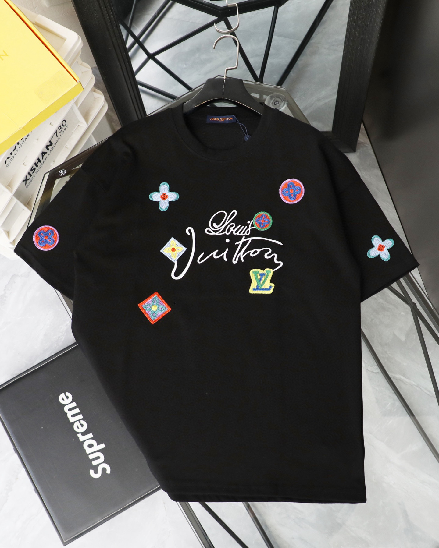 包邮 LOUIS VUITTON/路易威登LV 2025新款多巴胺彩色老花logo刺绣短袖圆领T恤 Louis Vuitton,法国路威酩轩集团-LVMH旗下品牌,著名奢侈品箱包和皮具品牌,百余年的传奇经典,全球时尚旅行艺术的精致象征.印有“LV”标志这一独特图案的交织字母帆布包,伴随着丰富的传奇色彩和雅典的设计而成为时尚之经典.延续至今,不论后来延伸出来的皮件、丝巾或手表、笔、服装,都是以崇尚精致、品质、舒适的“旅行哲学”,作为设计理念. 面料采用320G 100%纯棉双纱面料 同缸定染特种加粗32支双股1X1螺纹克纯棉面料,保证舒适性同时透气冰爽的同时又不透底!面料上身有型弹性不紧绷日常通勤运动统统yyds -肩膀采用双针车线跨缝工艺后领口处采用纯棉拉条提升了后颈接触的舒适度布面干净.布纹清晰,柔软舒适 - 全套定制的原版辅料,吊牌,洗水,主唛,防潮纸统统安排到位.版型釆用OS宽松落肩版型.男女同款 颜色:黑色 白色 尺码表:图9