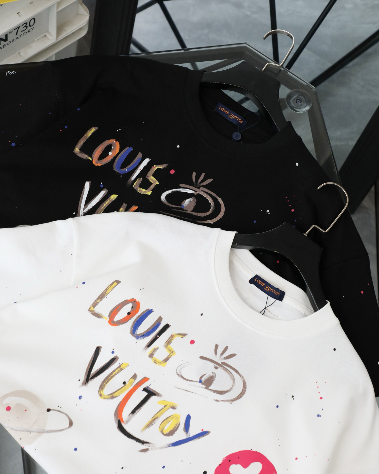 包邮 LOUIS VUITTON/路易威登LV 2025新款宇宙涂鸦油漆泼墨印花短袖圆领T恤 Louis Vuitton,法国路威酩轩集团-LVMH旗下品牌,著名奢侈品箱包和皮具品牌,百余年的传奇经典,全球时尚旅行艺术的精致象征.印有“LV”标志这一独特图案的交织字母帆布包,伴随着丰富的传奇色彩和雅典的设计而成为时尚之经典.延续至今,不论后来延伸出来的皮件、丝巾或手表、笔、服装,都是以崇尚精致、品质、舒适的“旅行哲学”,作为设计理念. 面料采用320G 100%纯棉双纱面料 同缸定染特种加粗32支双股1X1螺纹克纯棉面料,保证舒适性同时透气冰爽的同时又不透底!面料上身有型弹性不紧绷日常通勤运动统统yyds -肩膀采用双针车线跨缝工艺后领口处采用纯棉拉条提升了后颈接触的舒适度布面干净.布纹清晰,柔软舒适 - 全套定制的原版辅料,吊牌,洗水,主唛,防潮纸统统安排到位.版型釆用OS宽松落肩版型.男女同款 颜色:黑色 白色 尺码表:图9
