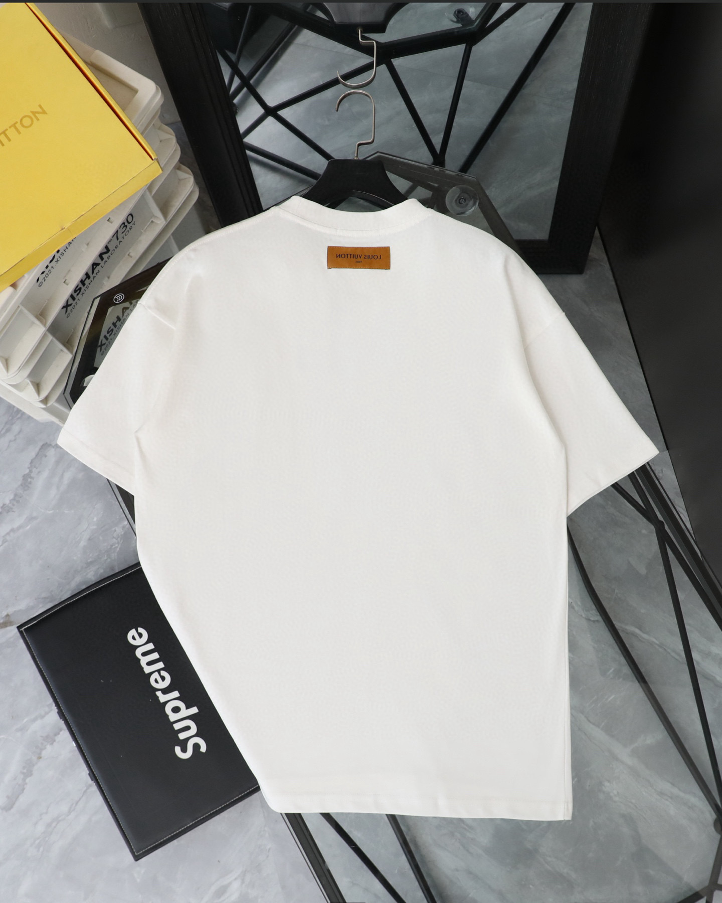 包邮 LOUIS VUITTON/路易威登LV 2025新款宇宙涂鸦油漆泼墨印花短袖圆领T恤 Louis Vuitton,法国路威酩轩集团-LVMH旗下品牌,著名奢侈品箱包和皮具品牌,百余年的传奇经典,全球时尚旅行艺术的精致象征.印有“LV”标志这一独特图案的交织字母帆布包,伴随着丰富的传奇色彩和雅典的设计而成为时尚之经典.延续至今,不论后来延伸出来的皮件、丝巾或手表、笔、服装,都是以崇尚精致、品质、舒适的“旅行哲学”,作为设计理念. 面料采用320G 100%纯棉双纱面料 同缸定染特种加粗32支双股1X1螺纹克纯棉面料,保证舒适性同时透气冰爽的同时又不透底!面料上身有型弹性不紧绷日常通勤运动统统yyds -肩膀采用双针车线跨缝工艺后领口处采用纯棉拉条提升了后颈接触的舒适度布面干净.布纹清晰,柔软舒适 - 全套定制的原版辅料,吊牌,洗水,主唛,防潮纸统统安排到位.版型釆用OS宽松落肩版型.男女同款 颜色:黑色 白色 尺码表:图9