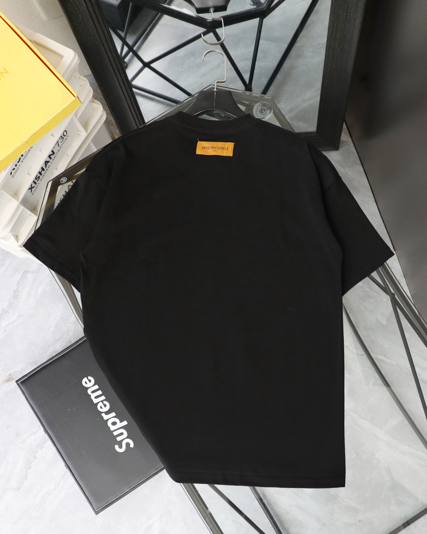 包邮 LOUIS VUITTON/路易威登LV 2025新款宇宙涂鸦油漆泼墨印花短袖圆领T恤 Louis Vuitton,法国路威酩轩集团-LVMH旗下品牌,著名奢侈品箱包和皮具品牌,百余年的传奇经典,全球时尚旅行艺术的精致象征.印有“LV”标志这一独特图案的交织字母帆布包,伴随着丰富的传奇色彩和雅典的设计而成为时尚之经典.延续至今,不论后来延伸出来的皮件、丝巾或手表、笔、服装,都是以崇尚精致、品质、舒适的“旅行哲学”,作为设计理念. 面料采用320G 100%纯棉双纱面料 同缸定染特种加粗32支双股1X1螺纹克纯棉面料,保证舒适性同时透气冰爽的同时又不透底!面料上身有型弹性不紧绷日常通勤运动统统yyds -肩膀采用双针车线跨缝工艺后领口处采用纯棉拉条提升了后颈接触的舒适度布面干净.布纹清晰,柔软舒适 - 全套定制的原版辅料,吊牌,洗水,主唛,防潮纸统统安排到位.版型釆用OS宽松落肩版型.男女同款 颜色:黑色 白色 尺码表:图9