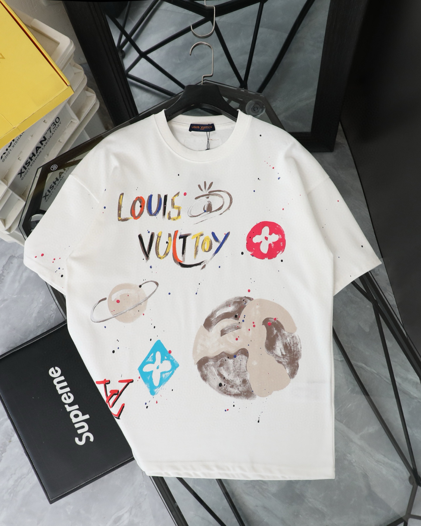 包邮 LOUIS VUITTON/路易威登LV 2025新款宇宙涂鸦油漆泼墨印花短袖圆领T恤 Louis Vuitton,法国路威酩轩集团-LVMH旗下品牌,著名奢侈品箱包和皮具品牌,百余年的传奇经典,全球时尚旅行艺术的精致象征.印有“LV”标志这一独特图案的交织字母帆布包,伴随着丰富的传奇色彩和雅典的设计而成为时尚之经典.延续至今,不论后来延伸出来的皮件、丝巾或手表、笔、服装,都是以崇尚精致、品质、舒适的“旅行哲学”,作为设计理念. 面料采用320G 100%纯棉双纱面料 同缸定染特种加粗32支双股1X1螺纹克纯棉面料,保证舒适性同时透气冰爽的同时又不透底!面料上身有型弹性不紧绷日常通勤运动统统yyds -肩膀采用双针车线跨缝工艺后领口处采用纯棉拉条提升了后颈接触的舒适度布面干净.布纹清晰,柔软舒适 - 全套定制的原版辅料,吊牌,洗水,主唛,防潮纸统统安排到位.版型釆用OS宽松落肩版型.男女同款 颜色:黑色 白色 尺码表:图9