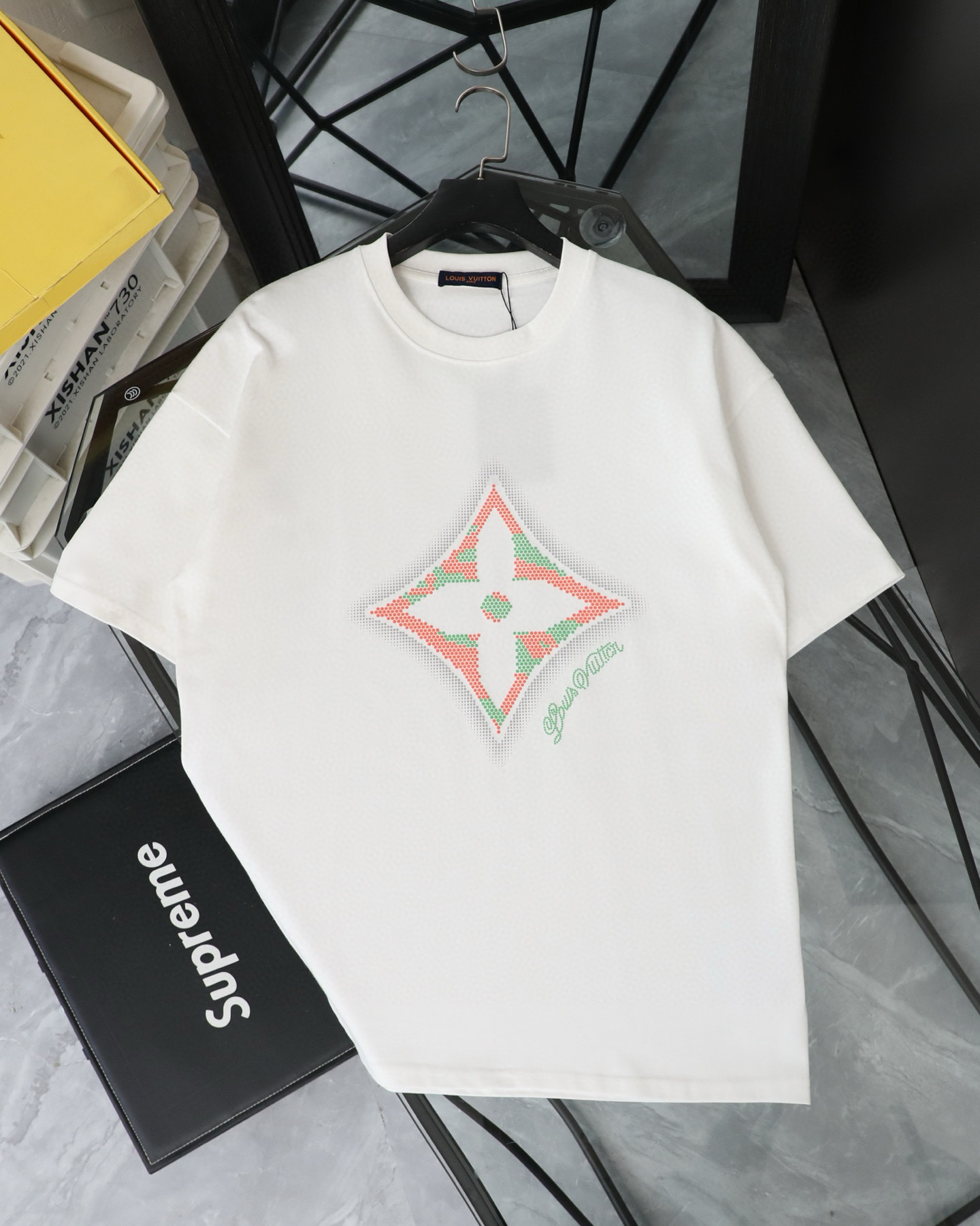 包邮 LOUIS VUITTON/路易威登LV 2025夏季新款3D渐变四叶草印花短袖圆领T恤 Louis Vuitton,法国路威酩轩集团-LVMH旗下品牌,著名奢侈品箱包和皮具品牌,百余年的传奇经典,全球时尚旅行艺术的精致象征.印有“LV”标志这一独特图案的交织字母帆布包,伴随着丰富的传奇色彩和雅典的设计而成为时尚之经典.延续至今,不论后来延伸出来的皮件、丝巾或手表、笔、服装,都是以崇尚精致、品质、舒适的“旅行哲学”,作为设计理念. 面料采用320G 100%纯棉双纱面料 同缸定染特种加粗32支双股1X1螺纹克纯棉面料,保证舒适性同时透气冰爽的同时又不透底!面料上身有型弹性不紧绷日常通勤运动统统yyds 肩膀采用双针车线跨缝工艺后领口处采用纯棉拉条提升了后颈接触的舒适度布面干净.布纹清晰,柔软舒适 - 全套定制的原版辅料,吊牌,洗水,主唛,防潮纸统统安排到位.版型釆用OS宽松落肩版型.男女同款 颜色:白色 尺码表:图9