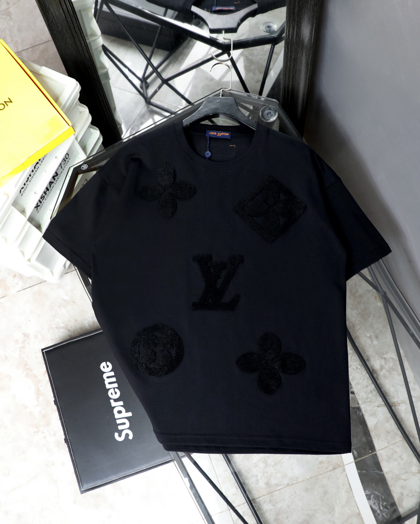 包邮 Louis Vuitton 路易威登 重工太阳花经典元素毛巾绣针织短袖T恤 区别于市面通货垃圾版本!面料采用320克重纯棉,定制32支2*2螺纹,成衣两遍水洗处,面料舒适亲肤无异感,定制定染面料, 纺织密度高,垂感佳,不易变形,厚织感加上紧密纺纱工艺,不会影响面料的透气性,成色的饱和度很高,刺绣工艺采用进口刺绣机器,使刺绣颜色更加饱满,绣花更加立体,版型上身效果好,百搭好看的一款短袖,宽松版型遮肉显瘦不挑人 -本款棉质 T 恤来自路易威登 x 草间弥生合作系列,向艺术家自 2009 年起创作的《My Eternal Soul》系列绘画汲取灵感.色彩纷呈的纱线刺绣令面孔图案浮现立体效果,LV 标识刺绣完善细节 -购入原版开发!整衣15处重工高端刺绣不起皱! COLOR:白色 黑色 尺码表:图9 【高端线条绣花,印花,洗涤请采用手洗或者加高密网眼洗衣袋机洗】