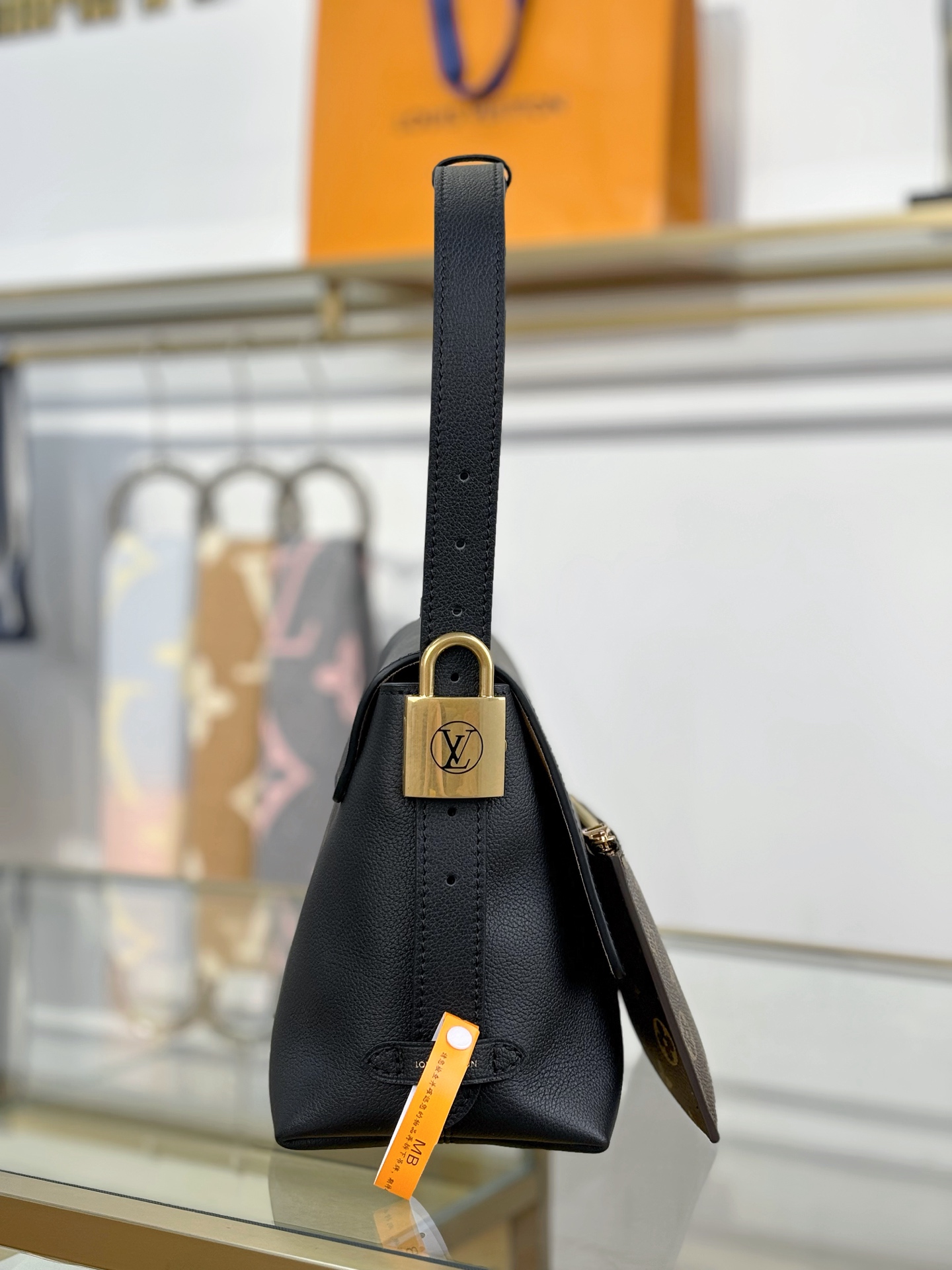 【特级MB163c芯片版原厂皮】
Low Key Messenger 手袋
型号：M13148黑色
材料