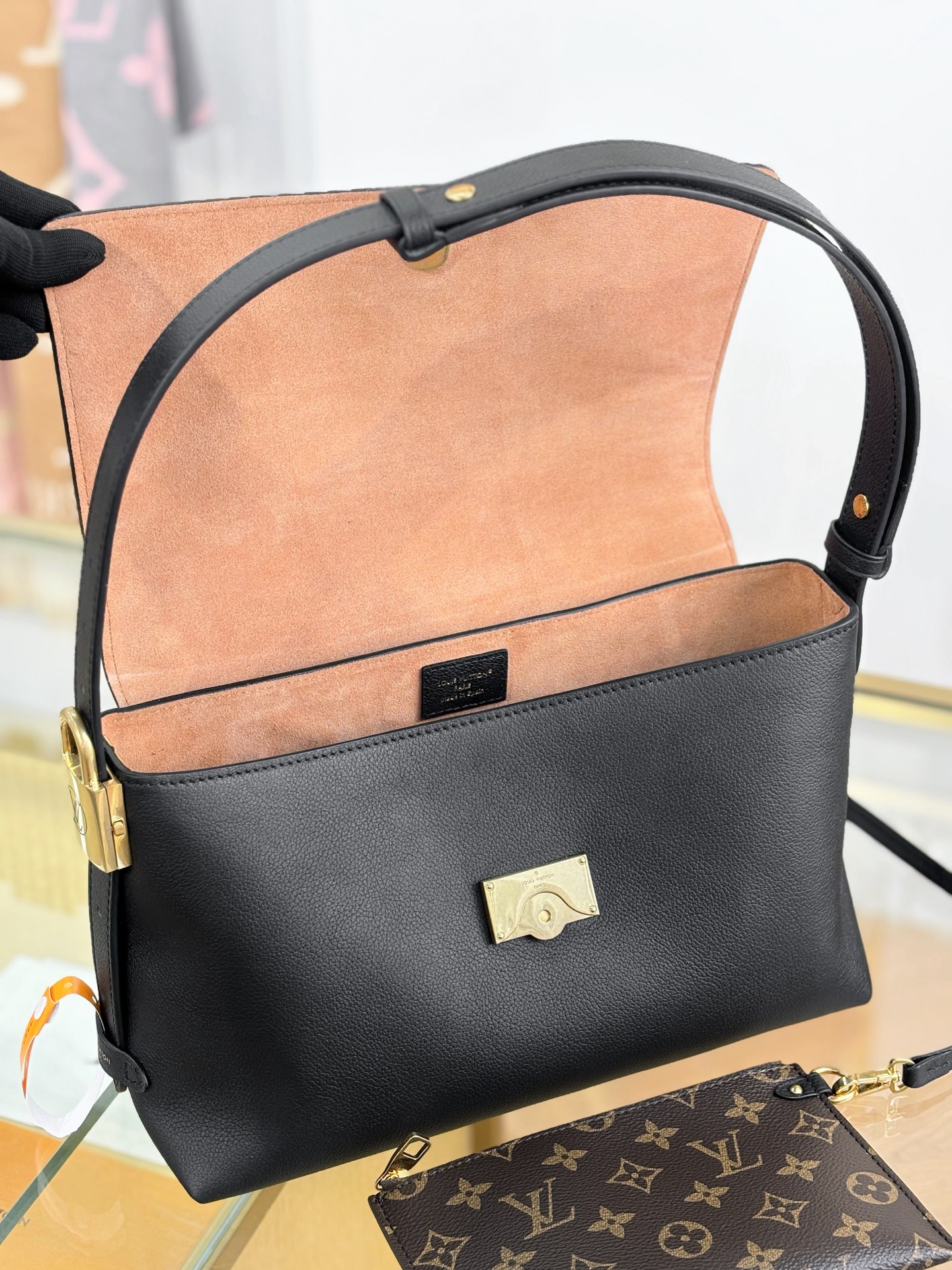 【特级MB163c芯片版原厂皮】
Low Key Messenger 手袋
型号：M13148黑色
材料