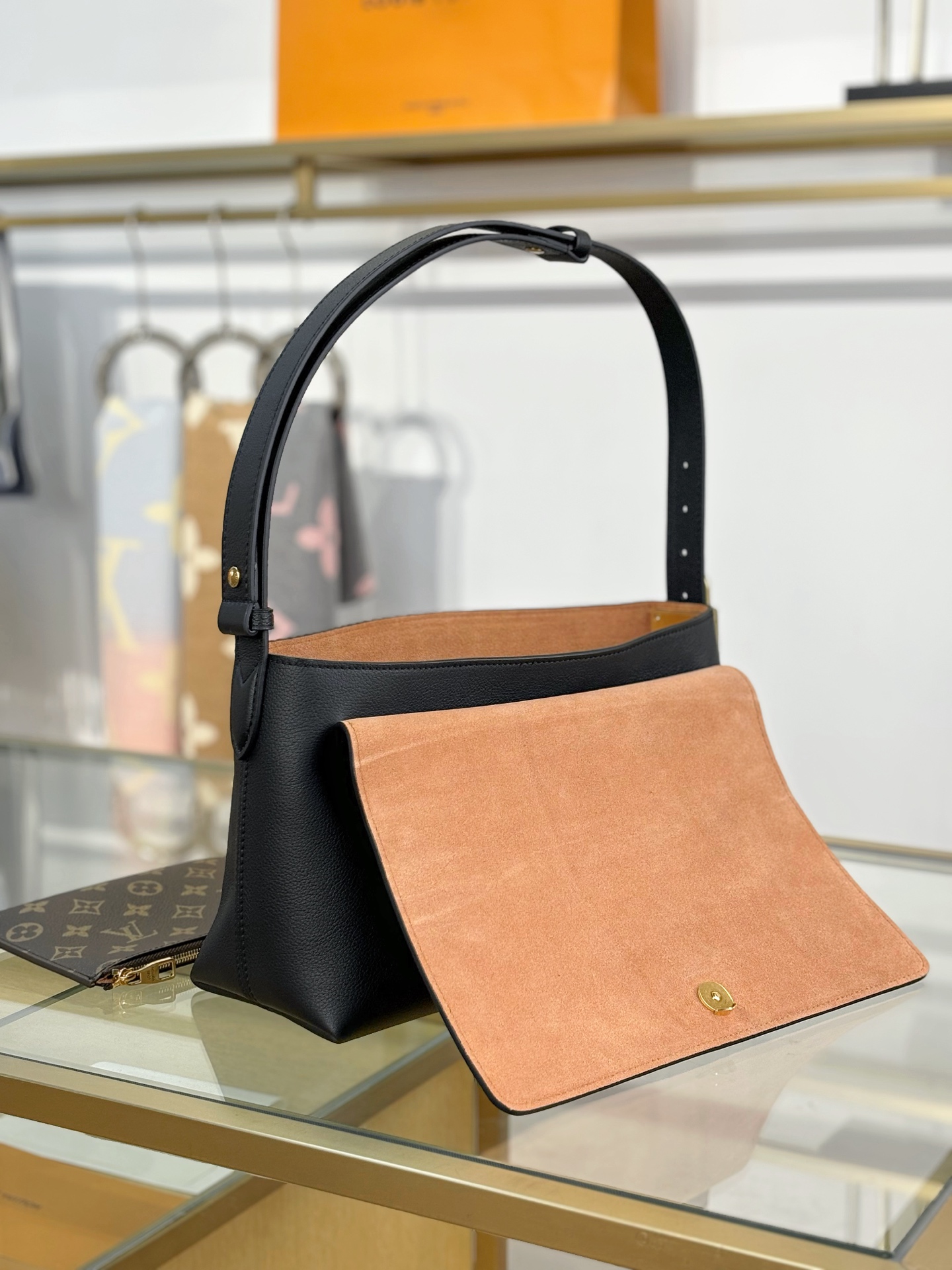 【特级MB163c芯片版原厂皮】
Low Key Messenger 手袋
型号：M13148黑色
材料