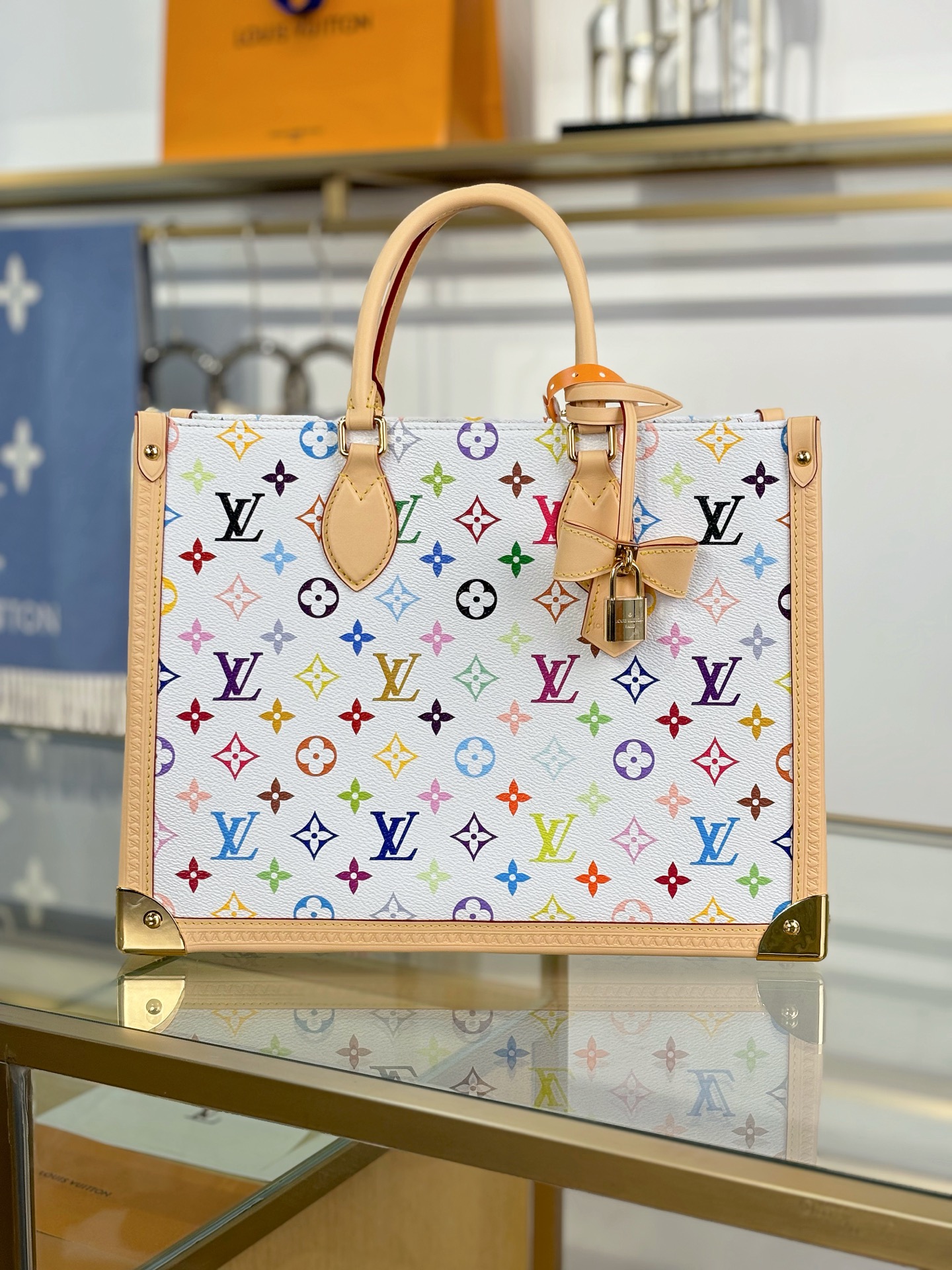 【特级MB163c芯片版原厂皮】
 x TM ONTHEGO 中号手袋
型号：M13079白色
材料：A