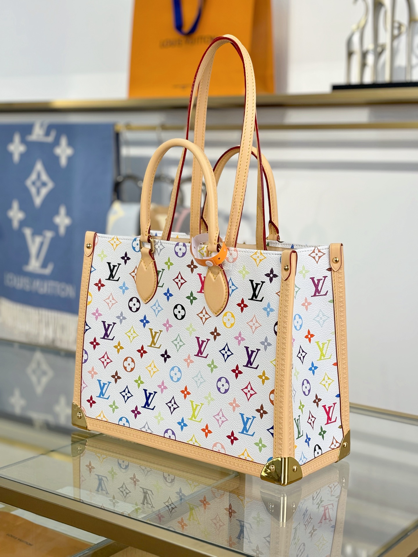 【特级MB163c芯片版原厂皮】
 x TM ONTHEGO 中号手袋
型号：M13079白色
材料：A