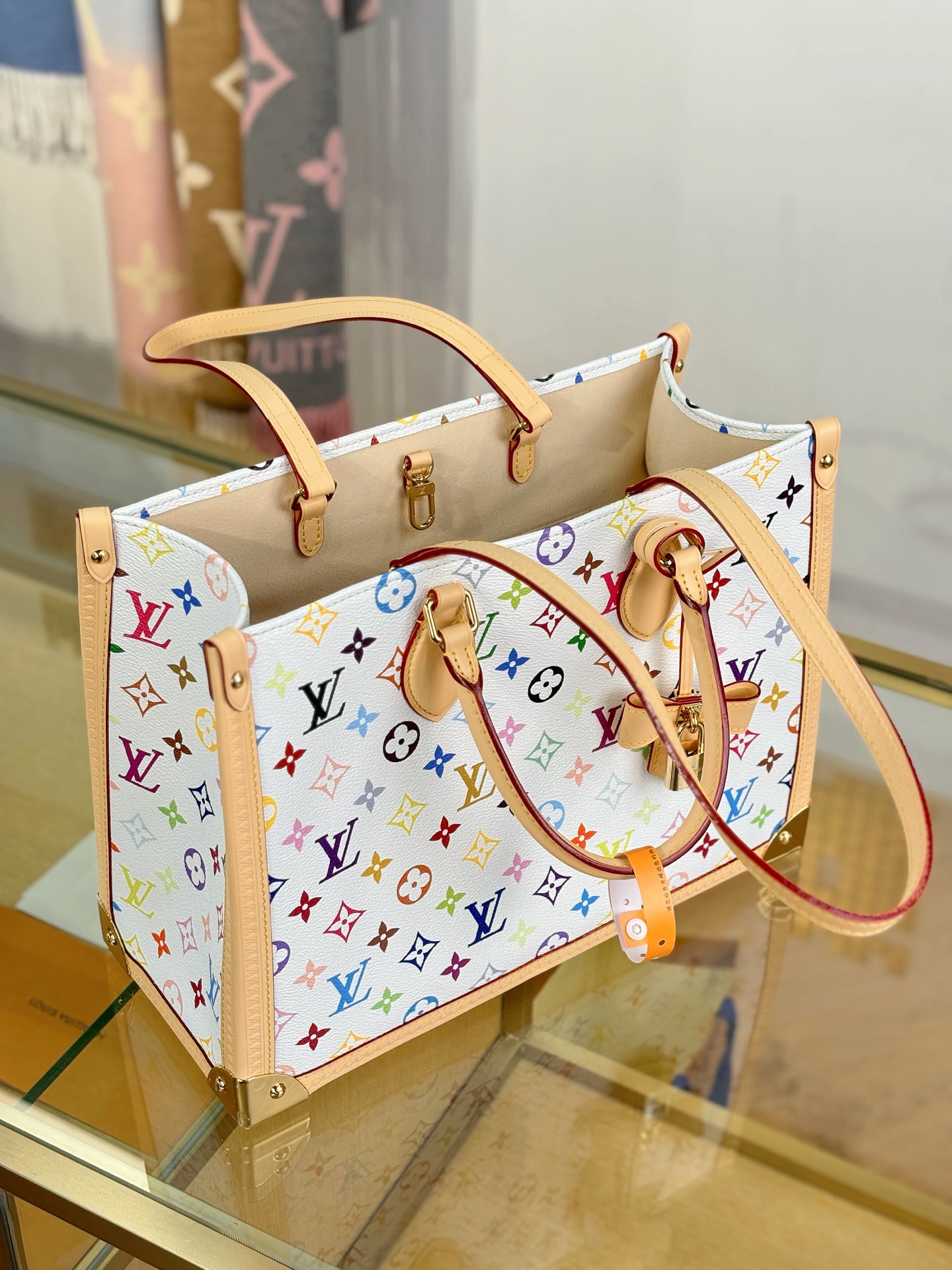 【特级MB163c芯片版原厂皮】
 x TM ONTHEGO 中号手袋
型号：M13079白色
材料：A