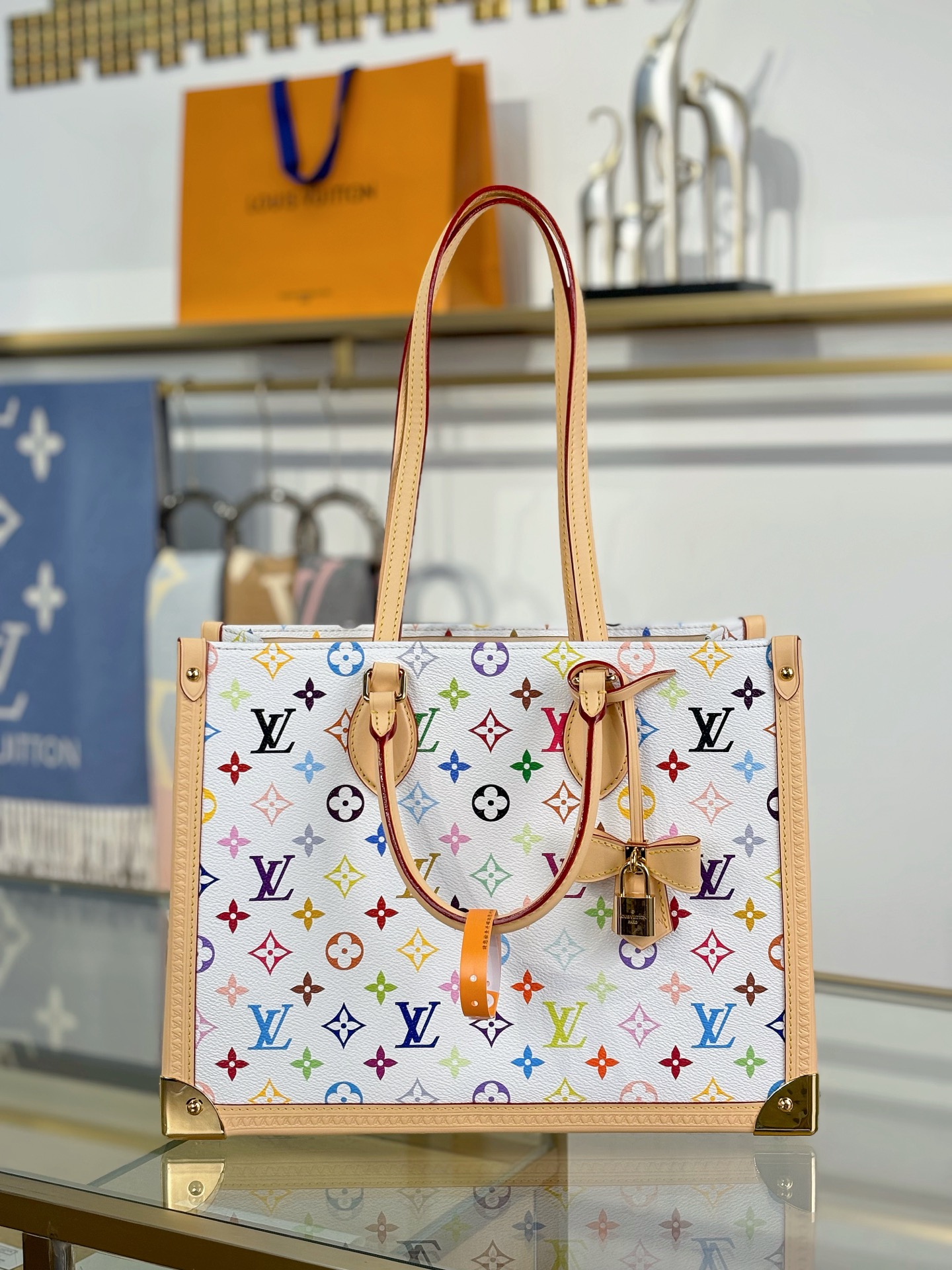 【特级MB163c芯片版原厂皮】
 x TM ONTHEGO 中号手袋
型号：M13079白色
材料：A