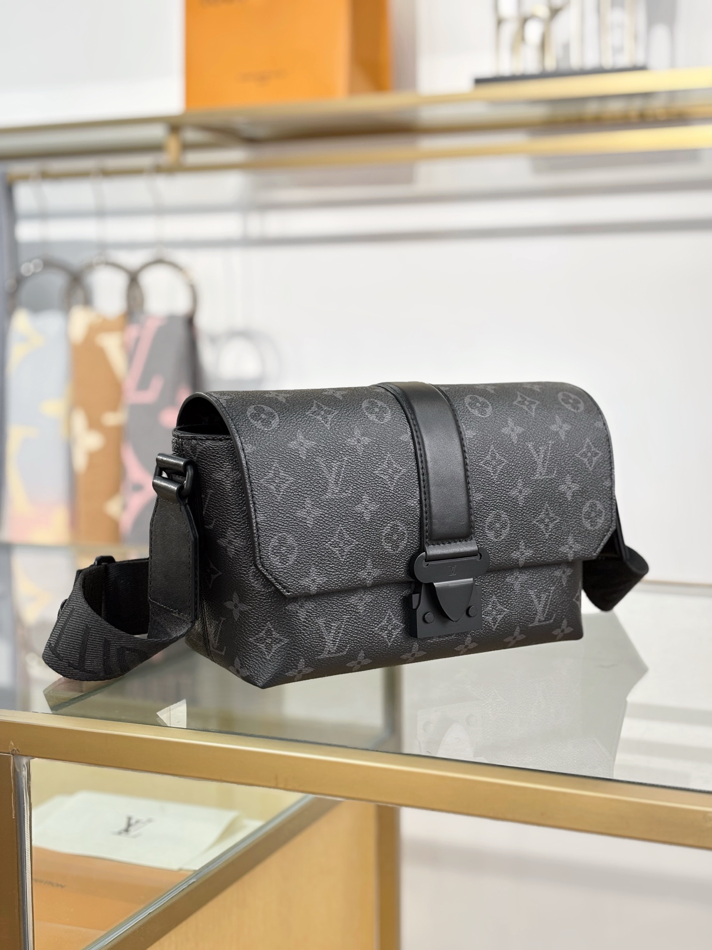 【特级MB163c芯片版原厂皮】
S-CAPE 邮差包
型号：M46794黑花
材料：A级全钢五金，进口原厂面料
包装：全套原厂免税MB包装
尺寸：28x16x10cm