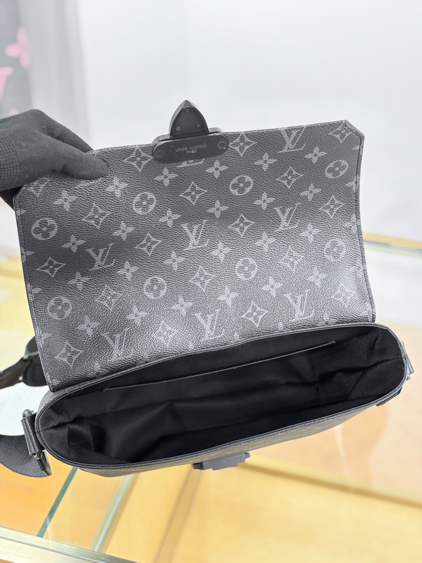 【特级MB163c芯片版原厂皮】
S-CAPE 邮差包
型号：M46794黑花
材料：A级全钢五金，进口原厂面料
包装：全套原厂免税MB包装
尺寸：28x16x10cm