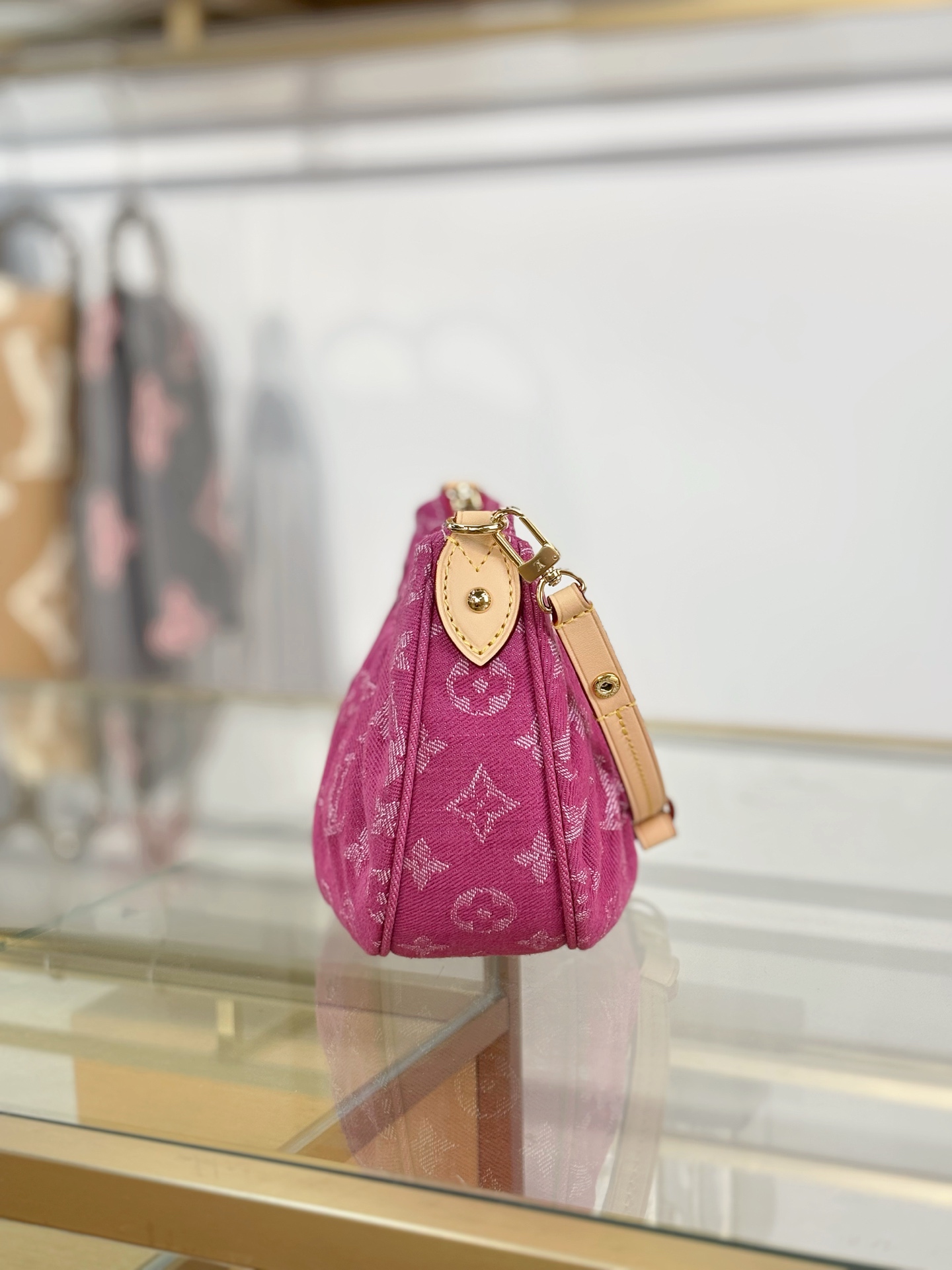 【特级MB163c芯片版原厂皮】 POCHETTE VALLEY 手袋 型号：M28327枚红色 材料：A级全钢五金，进
