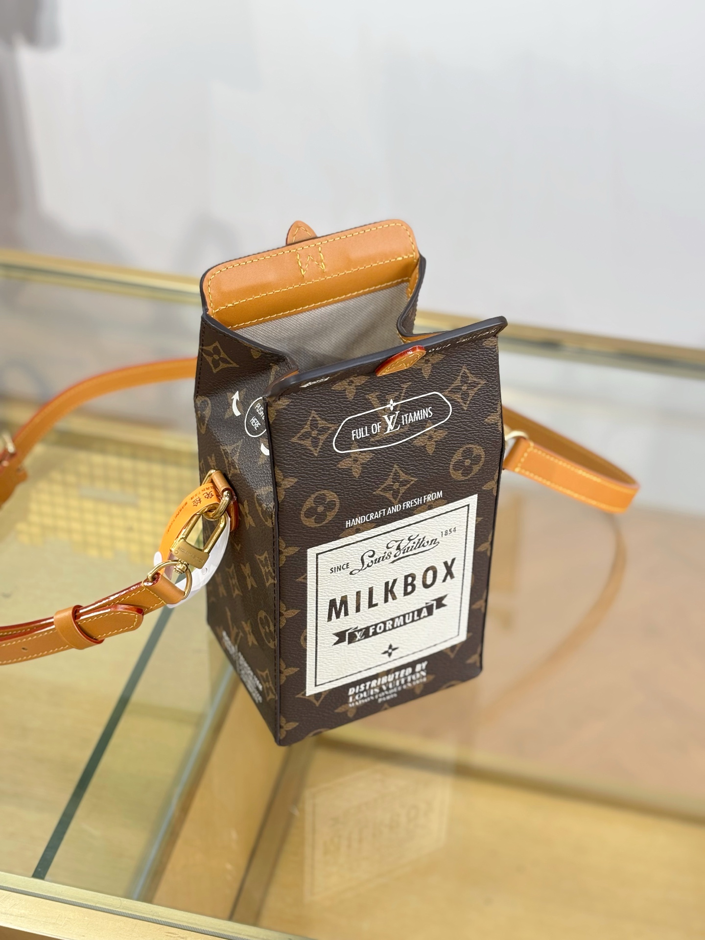 【特级MB动态163c芯片版原厂皮】 MILK 手袋 型号：M29326老花 材料：A级全钢五金，进口原厂面料 包装：全