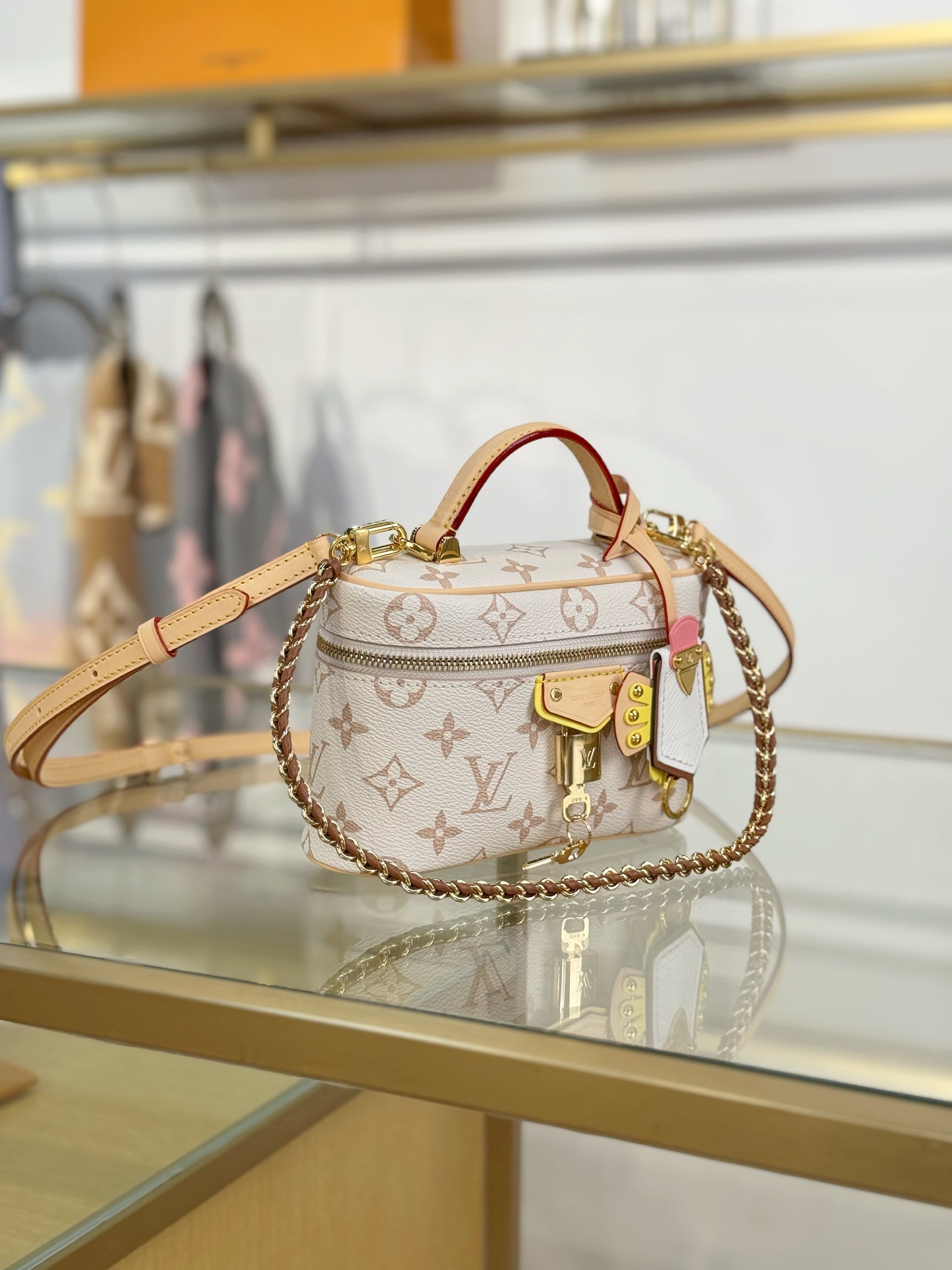 【特级MB动态163c芯片版原厂皮】 VANITY CHAIN POUCH 手袋 型号：M29782白花 材料：A级全钢