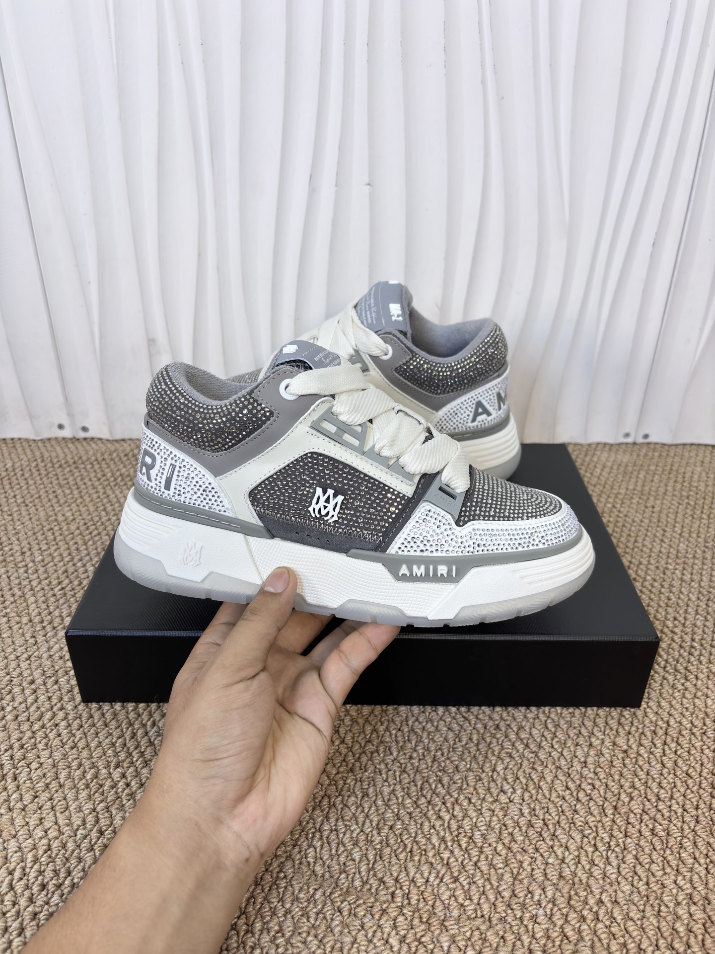 NO:705651,AMIRI STARS Emile's top version of the new bread shoes for couples, casual sports shoes, original purchase, development and production. Amiri gave up the rock punk style in the new season and used a large number of unsaturated colors, Morandi tones, which will make people very happy whether you see or wear them. The large tongue of the bread shoes has continued, shortening the length of the shoe body, thickening the midsole, and the toe part is more rounded. Amiri's brand letters and ma logo appear on the side of the shoe body. The delivery counter is beautifully packaged  1 fabric original custom imported top layer cowhide + mesh 2 lining original custom breathable towel lining 3 outsole exclusive molded foam combination TPU material. 4 sole thickness 4cm 5 couple model: 35-46 6, casual shoes/sports shoes, amiri, sneakers, cowhide19860909AMIRI STARS埃米尔顶级版新款面包鞋情侣款休闲运动鞋板 鞋 原版购入开发做货amiri新一季放弃了摇滚朋克的风格,使用 了大量不饱和色系,莫兰迪色调,无论是看到还是穿上,都是 会让人非常身心愉悦面包鞋的大鞋舌延续了下来,缩短了鞋身 的长度,加厚了中底,鞋头部分更加圆润.amiri的品牌字母和 ma标识出现在鞋身侧面 配送专柜精美包装 1面料原版定制进口头层牛皮+网面 2内里原版定制透气毛巾里 3大底独家开模发泡组合tpu材质. 4底厚4cm 5情侣款:35-46 6,休闲鞋/运动鞋,amiri,sneakers,cowhide,Women's Shoes