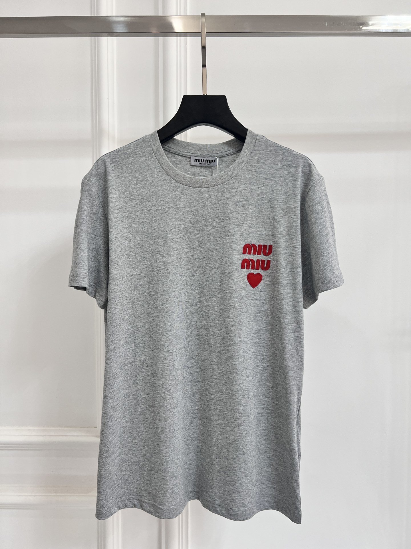 M i*miu 24Ss新品！超级精致的贴布刺绣爱心短袖T恤。灰色/SML