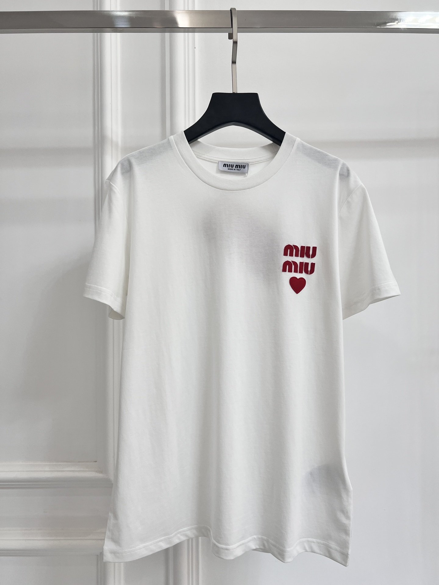 M i*miu 24Ss新品！超级精致的贴布刺绣爱心短袖T恤。白色SML
