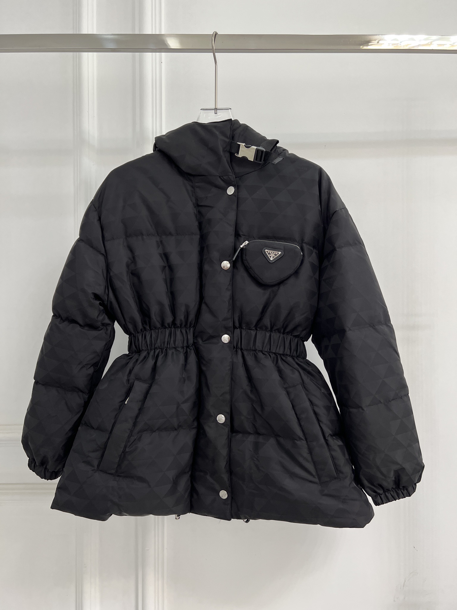 Prada Vêtements Manteaux & Blousons Veste En Duvet Noir Blanc Duvet d’oie blanche Collection automne – hiver Top à capuche